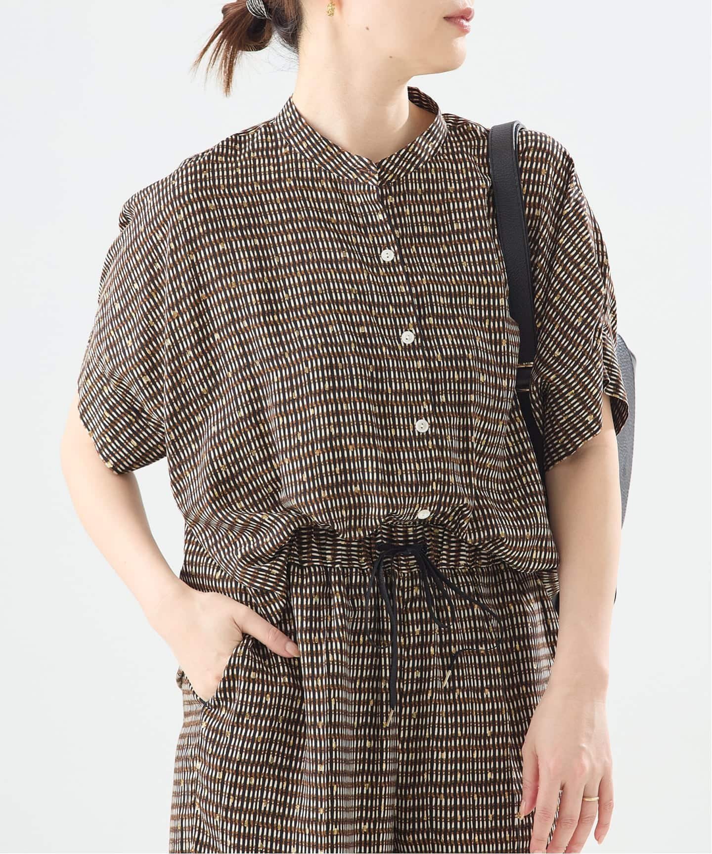 【ジャーナルスタンダード レサージュ/journal standard L'essage】のDEVEAUX GOLDラメモノトーンシャツ インテリア・キッズ・メンズ・レディースファッション・服の通販 founy(ファニー) 　ファッション　Fashion　レディースファッション　Fashion for Women　トップス・カットソー　Cut & Sew Tops　シャツ・ブラウス・オフィスカジュアル　Elegant Blouses & Button-Ups　2026年　2026　カシュクール　Wrap Design　バランス　Balance, Style Balance　プリント　Print, Printed Pattern　モノトーン　Monotone, Black and White　リラックス　Relax, Relaxed Fit　人気　Popular, Best Seller　別注　Limited Edition, Custom Order　羽織　Haori, Light Jacket　ブラック A|ID: prp329100004926156 ipo3291000000036964193