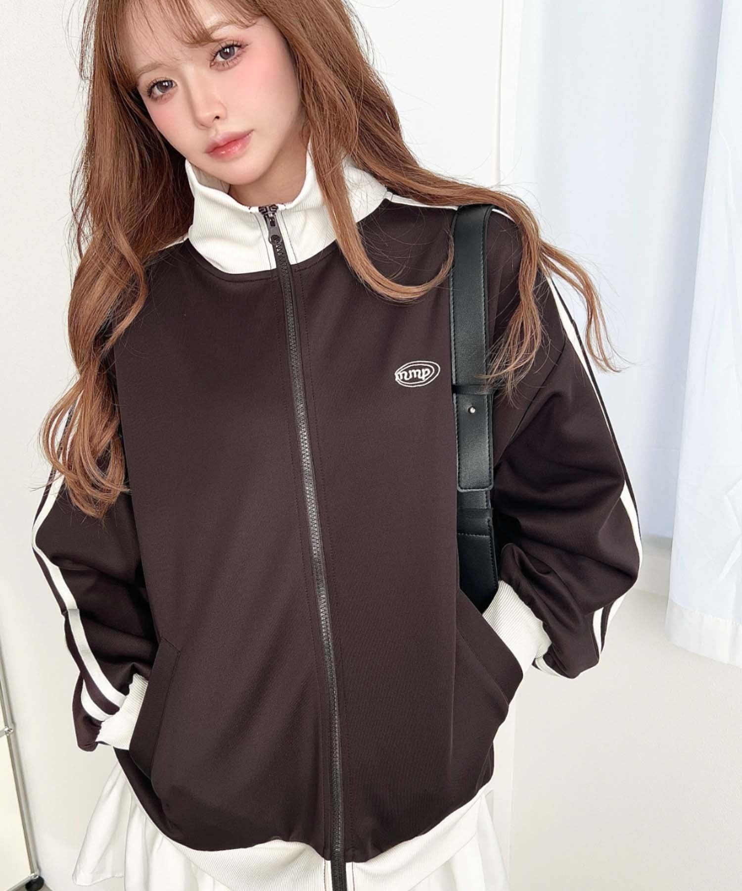 【モーメントプラス/moment+ / MEN】のロゴ刺繍トラックジャケット インテリア・キッズ・メンズ・レディースファッション・服の通販 founy(ファニー) 　ファッション　Fashion　メンズファッション　Fashion for Men　カーゴパンツ　Cargo Pants, Utility Pants　クラシック　Classic, Timeless Style　今季　This Season, Current Season　ショート　Short, Short Length　シンプル　Simple, Minimal　ジャケット　Jacket, Outerwear　スタンド　Stand Collar, Upright Stand　スニーカー　Sneakers, Trainers　スポーツ　Sports, Activewear　デニム　Denim, Jeans Material　トレンド　Trend, Trending Now　フェミニン　Feminine, Girly　ベーシック　Basic, Essential　ボトム　Bottoms, Lower Wear　ポケット　Pocket, Pocket Detail　ワイド　Wide, Wide Fit　ワンポイント　One Point, Statement Accent　再入荷　Restock / Back in Stock　プチプライス・低価格　Affordable / Budget Price　おすすめ　Recommended / Our Picks　ブラウン|ID: prp329100004927836 ipo3291000000036977532