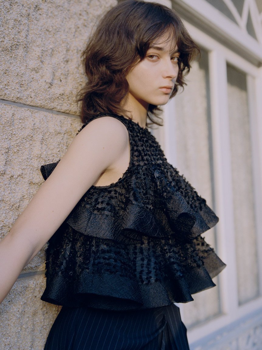 【スナイデル/SNIDEL】のラッフルジャガードボリュームブラウス インテリア・キッズ・メンズ・レディースファッション・服の通販 founy(ファニー) 　ファッション　Fashion　レディースファッション　Fashion for Women　トップス・カットソー　Cut & Sew Tops　シャツ・ブラウス・オフィスカジュアル　Elegant Blouses & Button-Ups　ウェーブ　Wavy Pattern　シアー　Sheer, See-Through　スペシャル　Special, Limited Edition　スマート　Smart, Elegant　デニム　Denim, Jeans Material　ドット　Polka Dot, Dot Pattern　パイピング　Piping, Trim Design　ボトム　Bottoms, Lower Wear　おすすめ　Recommended / Our Picks　エレガント 上品　Elegant　BLK[009]|ID: prp329100004928072 ipo3291000000036979641