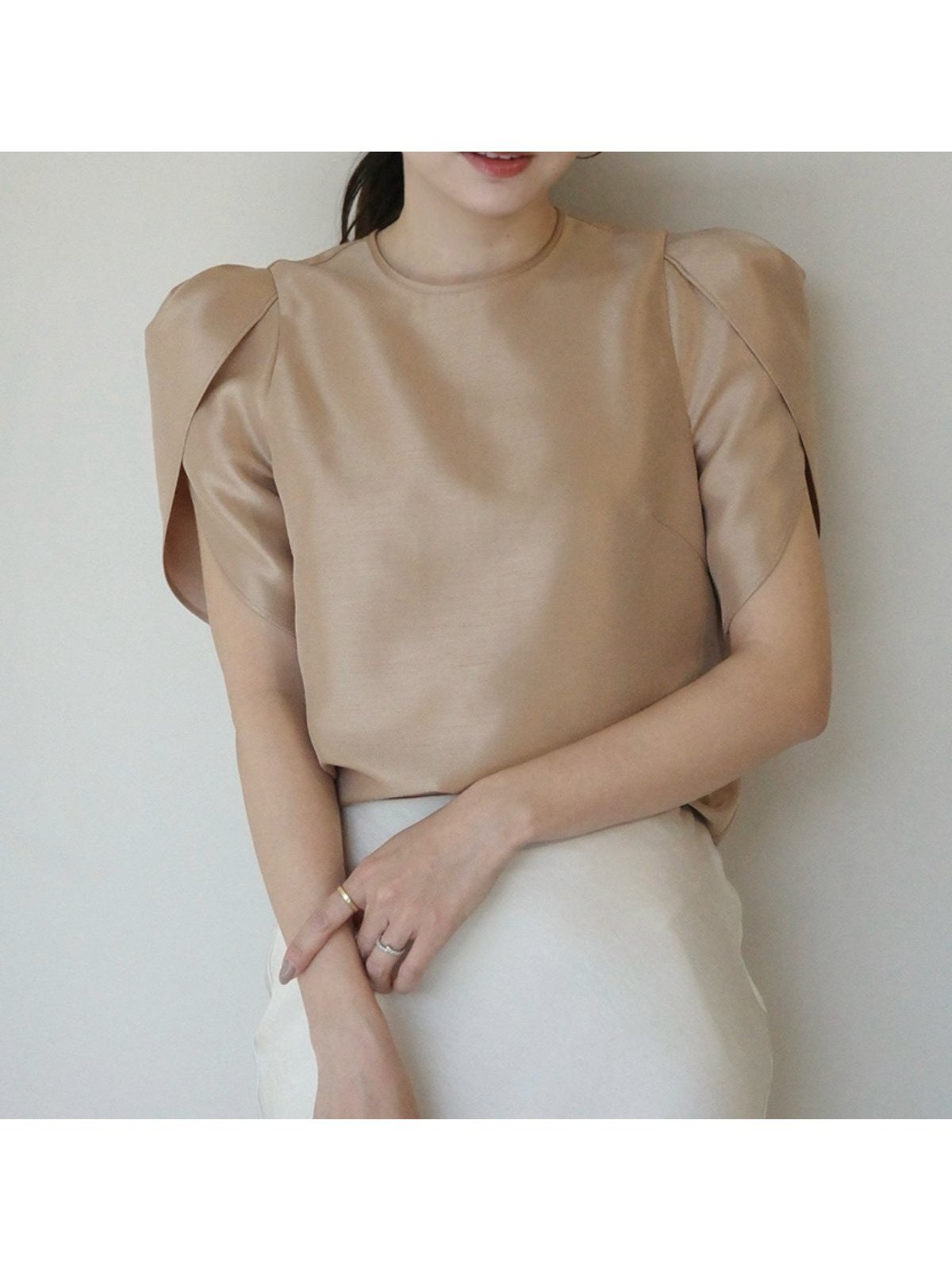 【アニュアンス/anuans】のペタルフォルムスリーブブラウス インテリア・キッズ・メンズ・レディースファッション・服の通販 founy(ファニー) 　ファッション　Fashion　レディースファッション　Fashion for Women　トップス・カットソー　Cut & Sew Tops　シャツ・ブラウス・オフィスカジュアル　Elegant Blouses & Button-Ups　おすすめ　Recommended / Our Picks　サテン　Satin, Glossy Fabric　シャンタン　Shantung, Silk-Like Fabric　シンプル　Simple, Minimal　バランス　Balance, Style Balance　フォルム　Silhouette, Form　エレガント 上品　Elegant　BEIGE|ID: prp329100004928080 ipo3291000000036979701