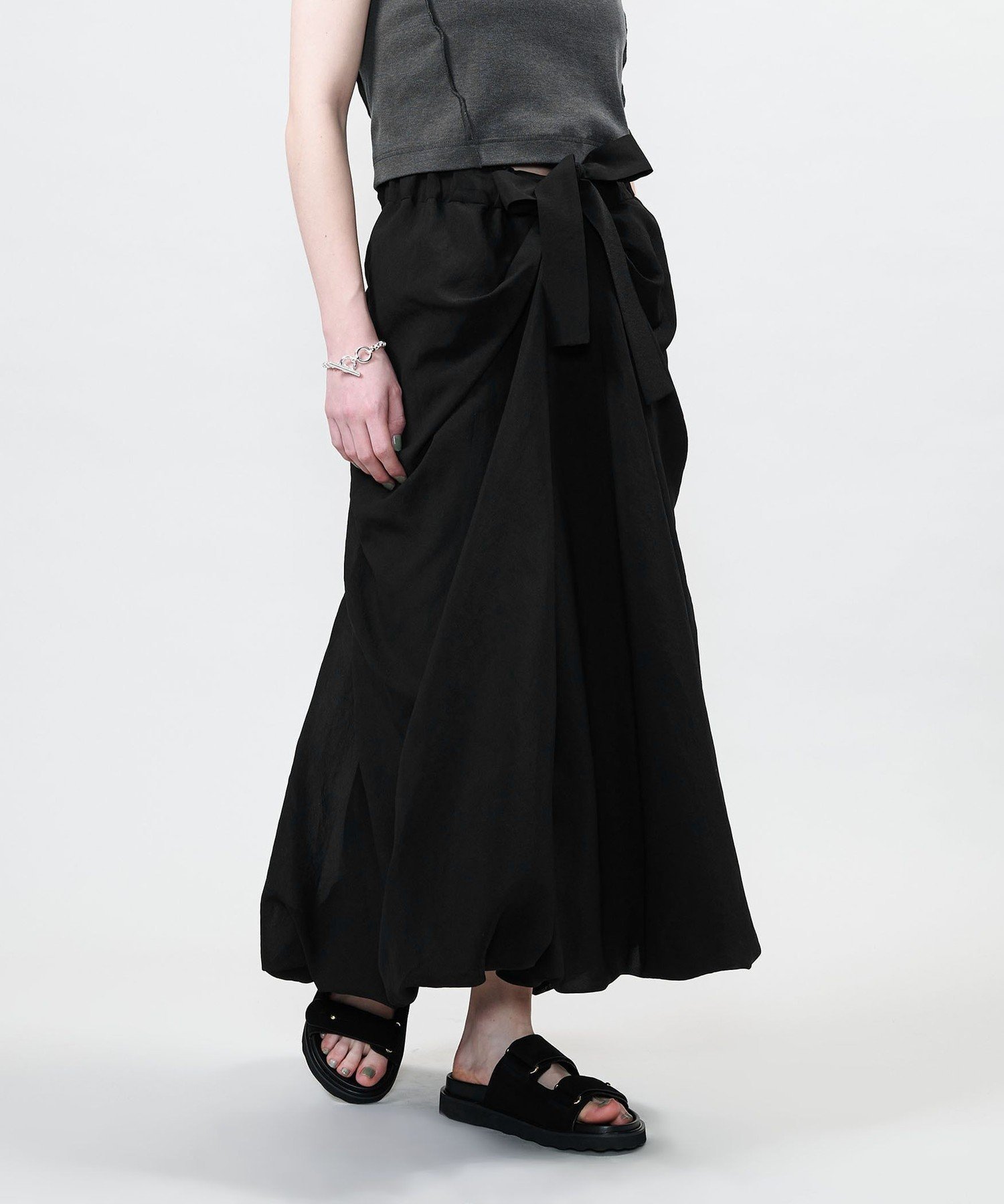 【ユナイテッドアローズ/UNITED ARROWS】のASTRAET バルーン 2WAY ロングスカート インテリア・キッズ・メンズ・レディースファッション・服の通販 founy(ファニー) 　ファッション　Fashion　レディースファッション　Fashion for Women　スカート　Skirts　ロングスカート　Long Skirts / Maxi & Midi Skirts　ドレープ　Drape, Draping Fabric　バルーン　Balloon, Balloon Silhouette　フロント　Front, Front Design　リボン　Ribbon, Bow　ロング　Long, Long-Length　アウトレット　Outlet / Clearance　おすすめ　Recommended / Our Picks　BLACK|ID: prp329100004928245 ipo3291000000036981353