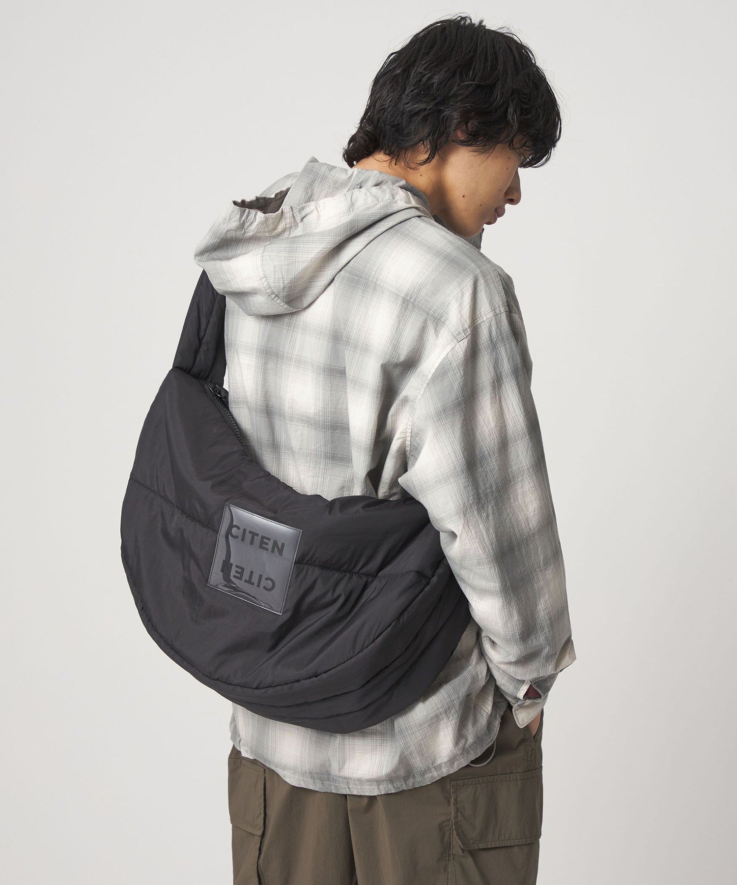 【シテン/CITEN】のCITEN ハーフムーンビッグショルダー インテリア・キッズ・メンズ・レディースファッション・服の通販 founy(ファニー) 　ファッション　Fashion　レディースファッション　Fashion for Women　ショルダー　Shoulder, Shoulder Strap　シンプル　Simple, Minimal　ジップ　Zip, Zipper　トレンド　Trend, Trending Now　ビッグ　Big, Oversized　フィット　Fit, Slim Fit　フラップ　Flap, Flap Pocket　ポケット　Pocket, Pocket Detail　ポーチ　Pouch, Small Case　BLACK|ID: prp329100004928331 ipo3291000000036982126