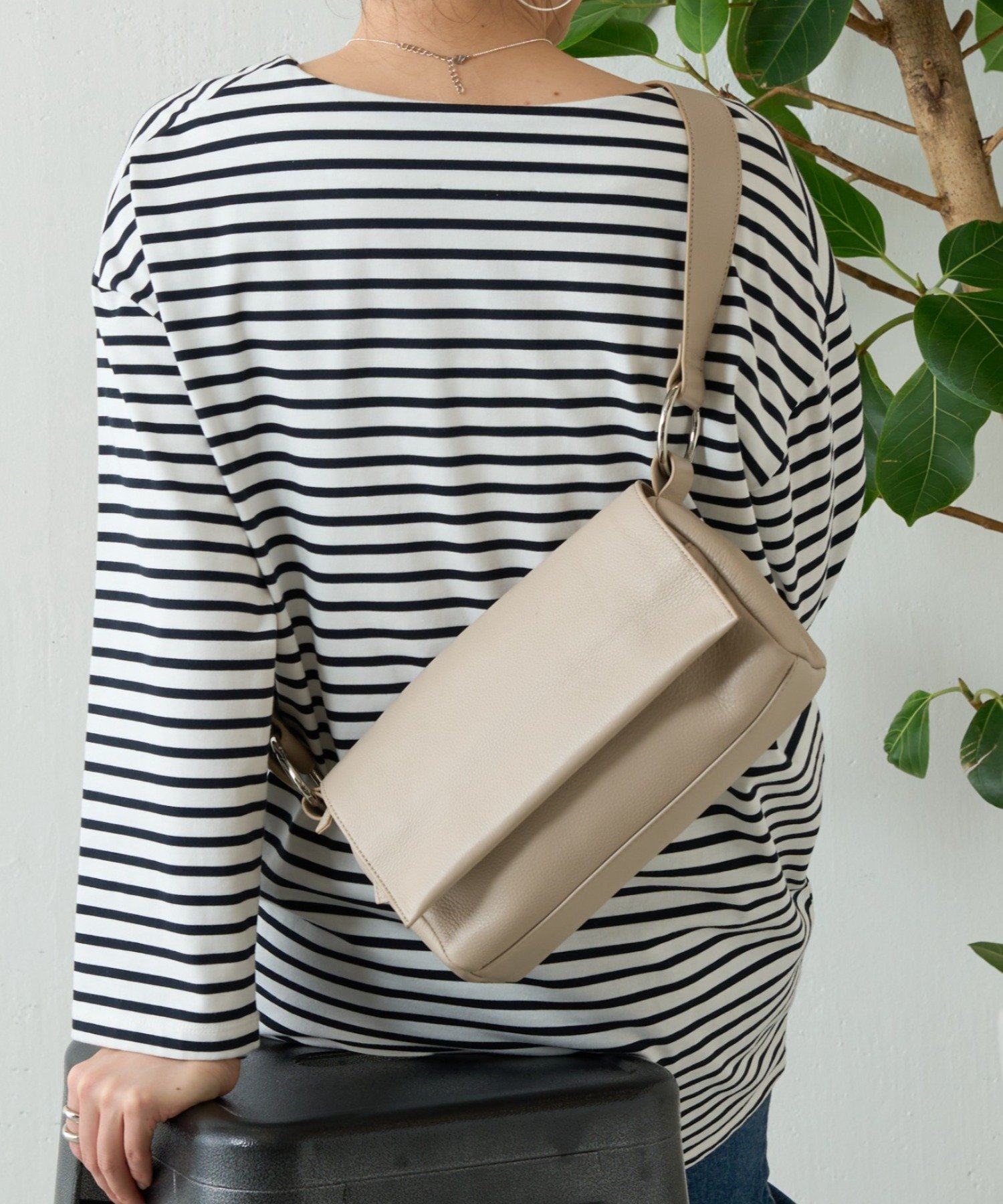 【ビアズリー/BEARDSLEY】の《本革》レザーボディバッグ インテリア・キッズ・メンズ・レディースファッション・服の通販 founy(ファニー) 　ファッション　Fashion　レディースファッション　Fashion for Women　バッグ　Bags　アクセサリー　Fashion Accessories　コンパクト　Compact, Small Size　ショルダー　Shoulder, Shoulder Strap　シルバー　Silver, Metallic Silver　スカーフ　Scarf, Neckwear　スクエア　Square, Square Shape　スポーティ　Sporty, Casual Athletic　チャーム　Charm, Pendant　ドット　Polka Dot, Dot Pattern　フラップ　Flap, Flap Pocket　ポケット　Pocket, Pocket Detail　ポーチ　Pouch, Small Case　マグネット　Magnet, Magnetic Closure　リアル　Real, Realistic　旅行　Travel　エレガント 上品　Elegant　ベージュ|ID: prp329100004932923 ipo3291000000037025869