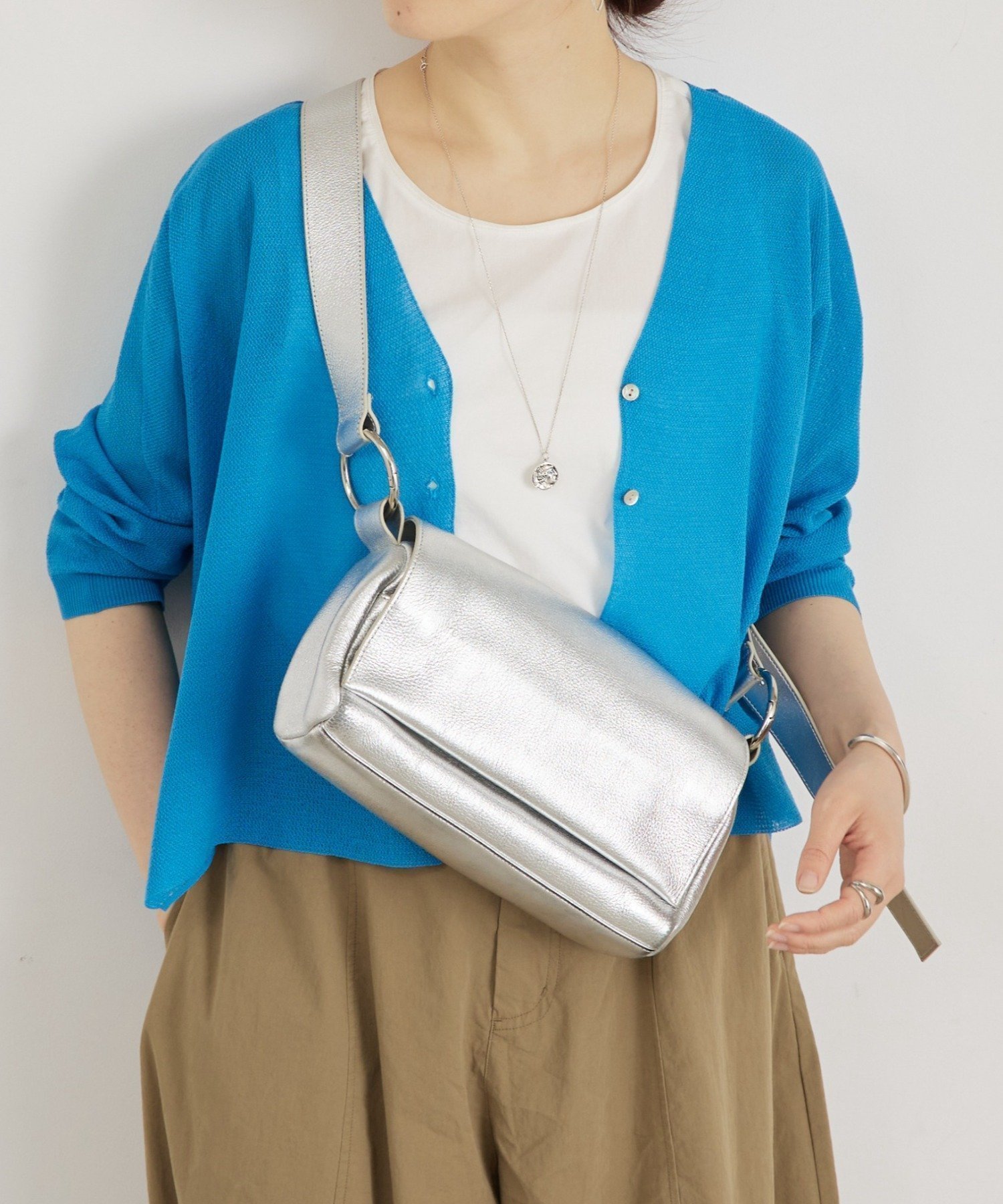 【ビアズリー/BEARDSLEY】の《本革》レザーボディバッグ インテリア・キッズ・メンズ・レディースファッション・服の通販 founy(ファニー) 　ファッション　Fashion　レディースファッション　Fashion for Women　バッグ　Bags　アクセサリー　Fashion Accessories　コンパクト　Compact, Small Size　ショルダー　Shoulder, Shoulder Strap　シルバー　Silver, Metallic Silver　スカーフ　Scarf, Neckwear　スクエア　Square, Square Shape　スポーティ　Sporty, Casual Athletic　チャーム　Charm, Pendant　ドット　Polka Dot, Dot Pattern　フラップ　Flap, Flap Pocket　ポケット　Pocket, Pocket Detail　ポーチ　Pouch, Small Case　マグネット　Magnet, Magnetic Closure　リアル　Real, Realistic　旅行　Travel　エレガント 上品　Elegant　シルバー|ID: prp329100004932923 ipo3291000000037025879