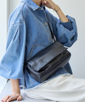 【ビアズリー/BEARDSLEY】の《本革》レザーボディバッグ 大人の最旬トレンドファッション＆コーディネート founy(ファウニー) ファッション Fashion レディースファッション Fashion for Women バッグ Bags アクセサリー Fashion Accessories コンパクト Compact, Small Size ショルダー Shoulder, Shoulder Strap シルバー Silver, Metallic Silver スカーフ Scarf, Neckwear スクエア Square, Square Shape スポーティ Sporty, Casual Athletic チャーム Charm, Pendant ドット Polka Dot, Dot Pattern フラップ Flap, Flap Pocket ポケット Pocket, Pocket Detail ポーチ Pouch, Small Case マグネット Magnet, Magnetic Closure リアル Real, Realistic 旅行 Travel エレガント 上品 Elegant |ID:prp329100004932923
