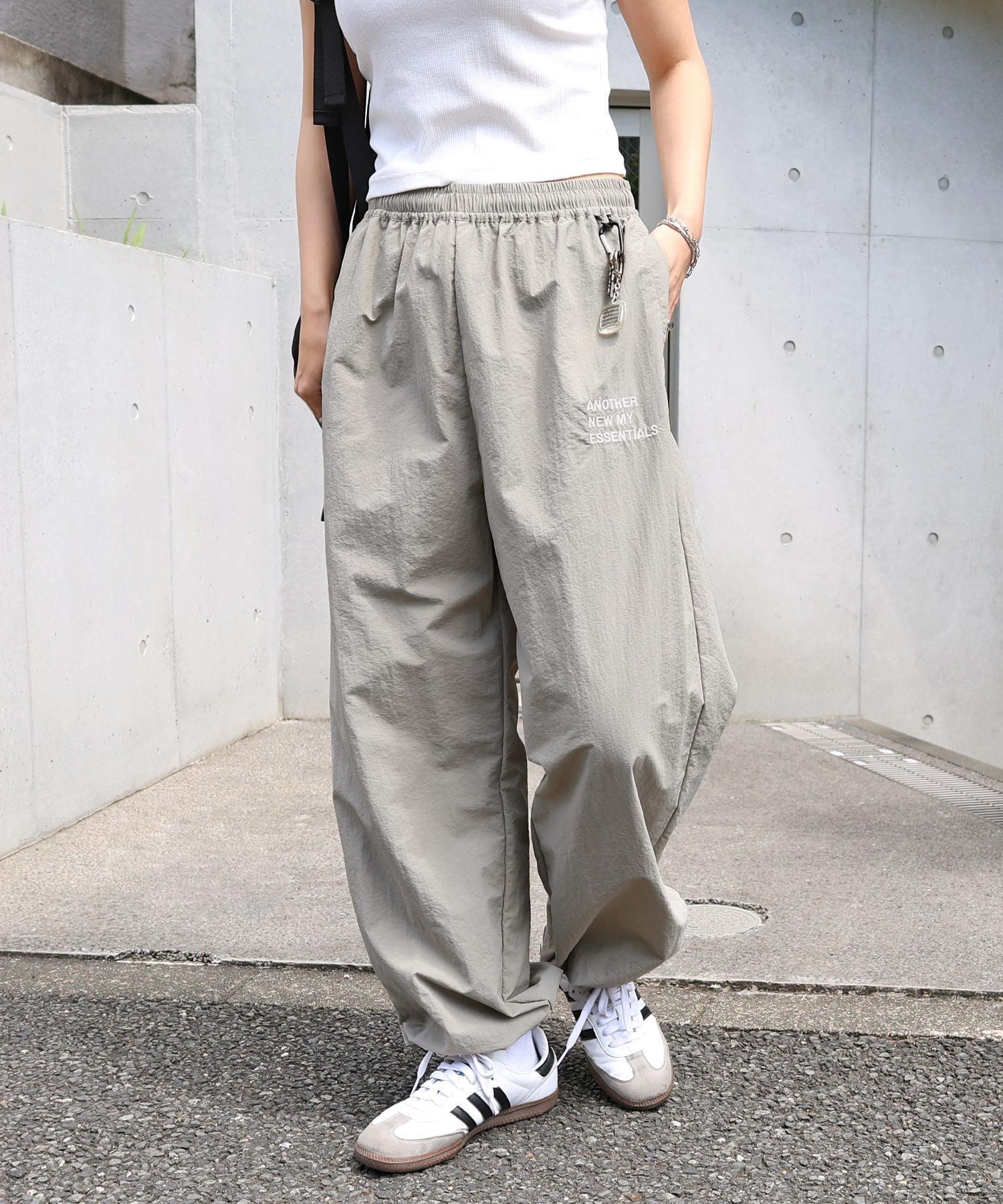 【アンドミー/andme】のUVカット 接触冷感 撥水加工 ロゴ 刺繍 ナイロン ワイド パンツ ANME アンメ インテリア・キッズ・メンズ・レディースファッション・服の通販 founy(ファニー) 　ファッション　Fashion　レディースファッション　Fashion for Women　パンツ　Pants & Trousers　ポケット　Pocket, Pocket Detail　別注　Limited Edition, Custom Order　ループ　Loop, Loop Knit　楽ちん　Easy Fit, Comfortable　ワイド　Wide, Wide Fit　おすすめ　Recommended / Our Picks　グレー|ID: prp329100004932933 ipo3291000000037025941