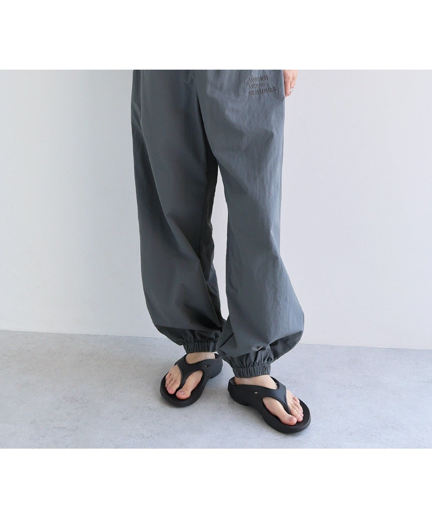 【アンドミー/andme】のUVカット 接触冷感 撥水加工 ロゴ 刺繍 ナイロン ワイド パンツ ANME アンメ インテリア・キッズ・メンズ・レディースファッション・服の通販 founy(ファニー) 　ファッション　Fashion　レディースファッション　Fashion for Women　パンツ　Pants & Trousers　ポケット　Pocket, Pocket Detail　別注　Limited Edition, Custom Order　ループ　Loop, Loop Knit　楽ちん　Easy Fit, Comfortable　ワイド　Wide, Wide Fit　おすすめ　Recommended / Our Picks　チャコールグレー|ID: prp329100004932933 ipo3291000000037025943