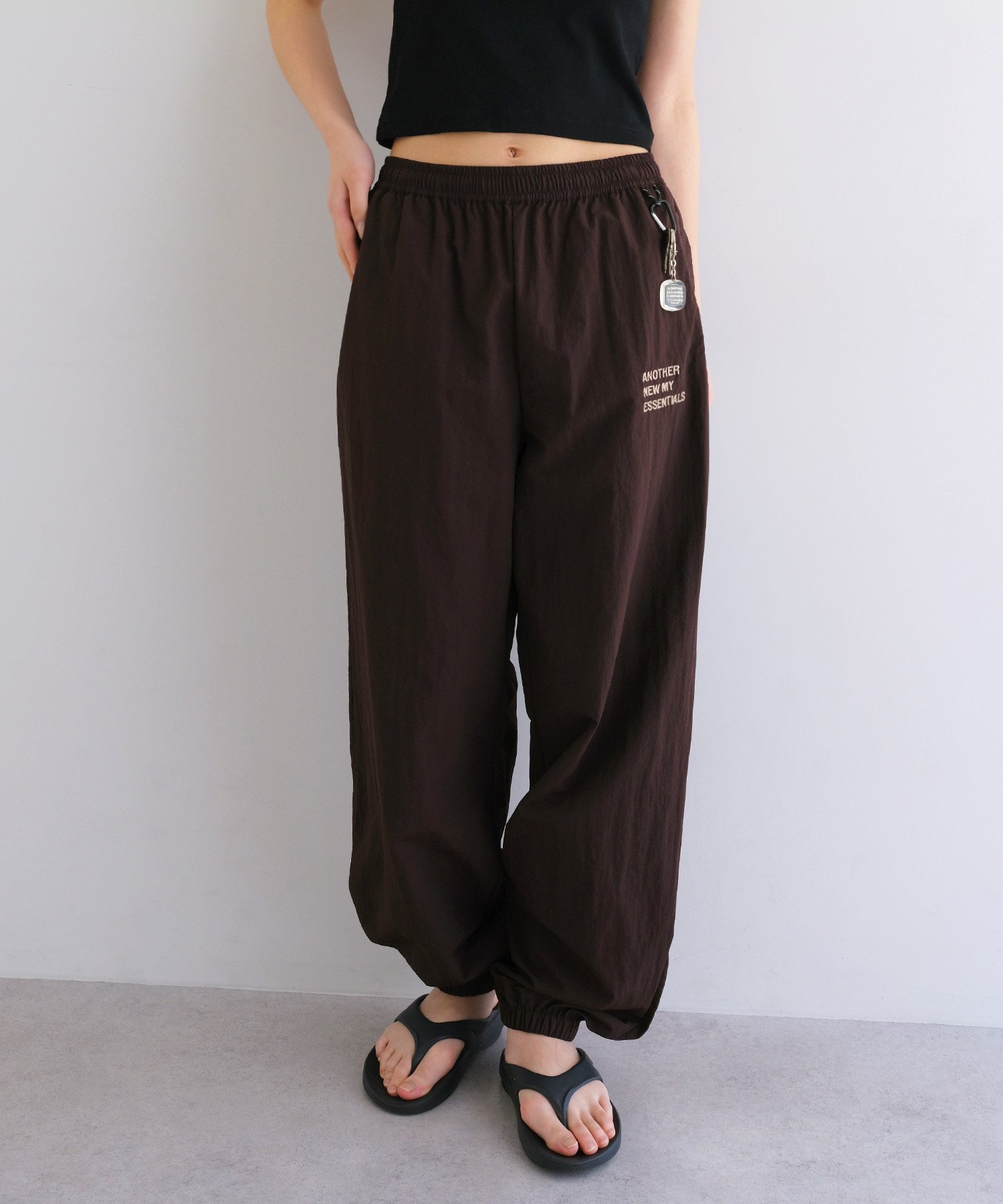 【アンドミー/andme】のUVカット 接触冷感 撥水加工 ロゴ 刺繍 ナイロン ワイド パンツ ANME アンメ インテリア・キッズ・メンズ・レディースファッション・服の通販 founy(ファニー) 　ファッション　Fashion　レディースファッション　Fashion for Women　パンツ　Pants & Trousers　ポケット　Pocket, Pocket Detail　別注　Limited Edition, Custom Order　ループ　Loop, Loop Knit　楽ちん　Easy Fit, Comfortable　ワイド　Wide, Wide Fit　おすすめ　Recommended / Our Picks　ブラウン|ID: prp329100004932933 ipo3291000000037025946