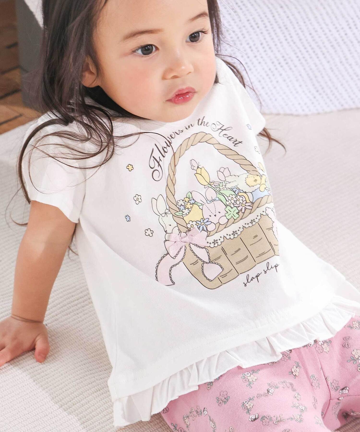 【ベベ オンライン ストア/BEBE ONLINE STORE / KIDS】の【スララク/防汚加工/オーガニックコットン】ときめき女の子半袖Tシャツ(80~130cm) インテリア・キッズ・メンズ・レディースファッション・服の通販 founy(ファニー) 　ファッション　Fashion　キッズファッション　Fashion for Kids　春　Spring　コレクション　Collection, Seasonal Line　フリル　Frill, Ruffle　フレンチ　French, French Style　フロント　Front, Front Design　半袖　Short Sleeve, Half Sleeve　モチーフ　Motif, Design Theme　リボン　Ribbon, Bow　S/S・春夏　SS, Spring/Summer, Warm Season　夏　Summer　エレガント 上品　Elegant　2026年　2026　ホワイト×うさぎ花カゴ×裾フリル|ID: prp329100004932976 ipo3291000000037026290