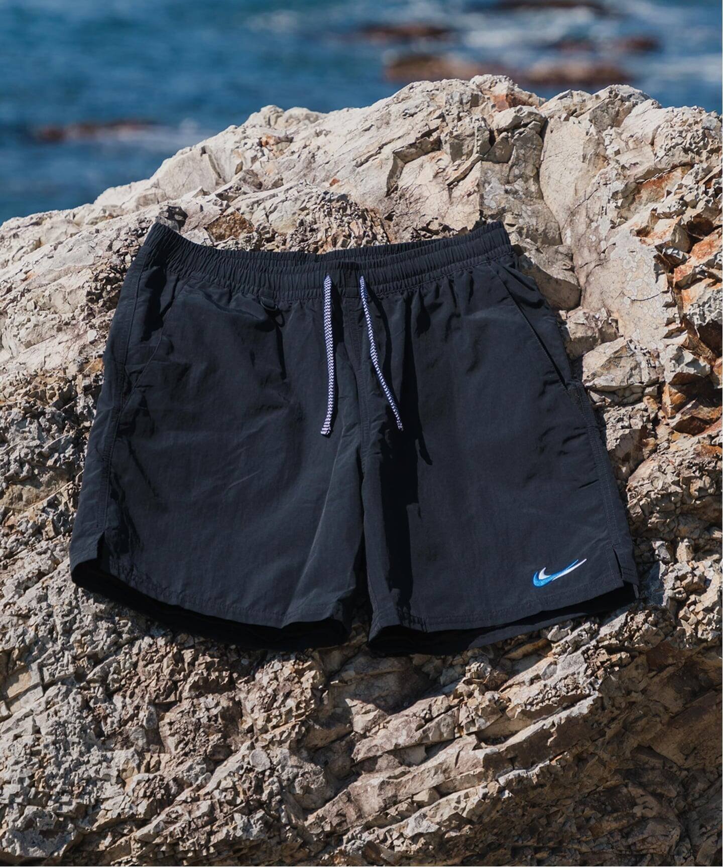 【エディフィス/EDIFICE / MEN】の《WEB限定》NIKE SWIM (ナイキ スイム) 限定 ボレーショーツ インテリア・キッズ・メンズ・レディースファッション・服の通販 founy(ファニー) 　ファッション　Fashion　メンズファッション　Fashion for Men　カラフル　Colorful Design　今季　This Season, Current Season　ショーツ　Shorts, Short Pants　ジップ　Zip, Zipper　スポーツ　Sports, Activewear　スマート　Smart, Elegant　ドローコード　Drawcord, Drawstring Cord　バランス　Balance, Style Balance　フィット　Fit, Slim Fit　フロント　Front, Front Design　ポケット　Pocket, Pocket Detail　メッシュ　Mesh, Net Fabric　リボン　Ribbon, Bow　再入荷　Restock / Back in Stock　ブラック|ID: prp329100004933320 ipo3291000000037028914