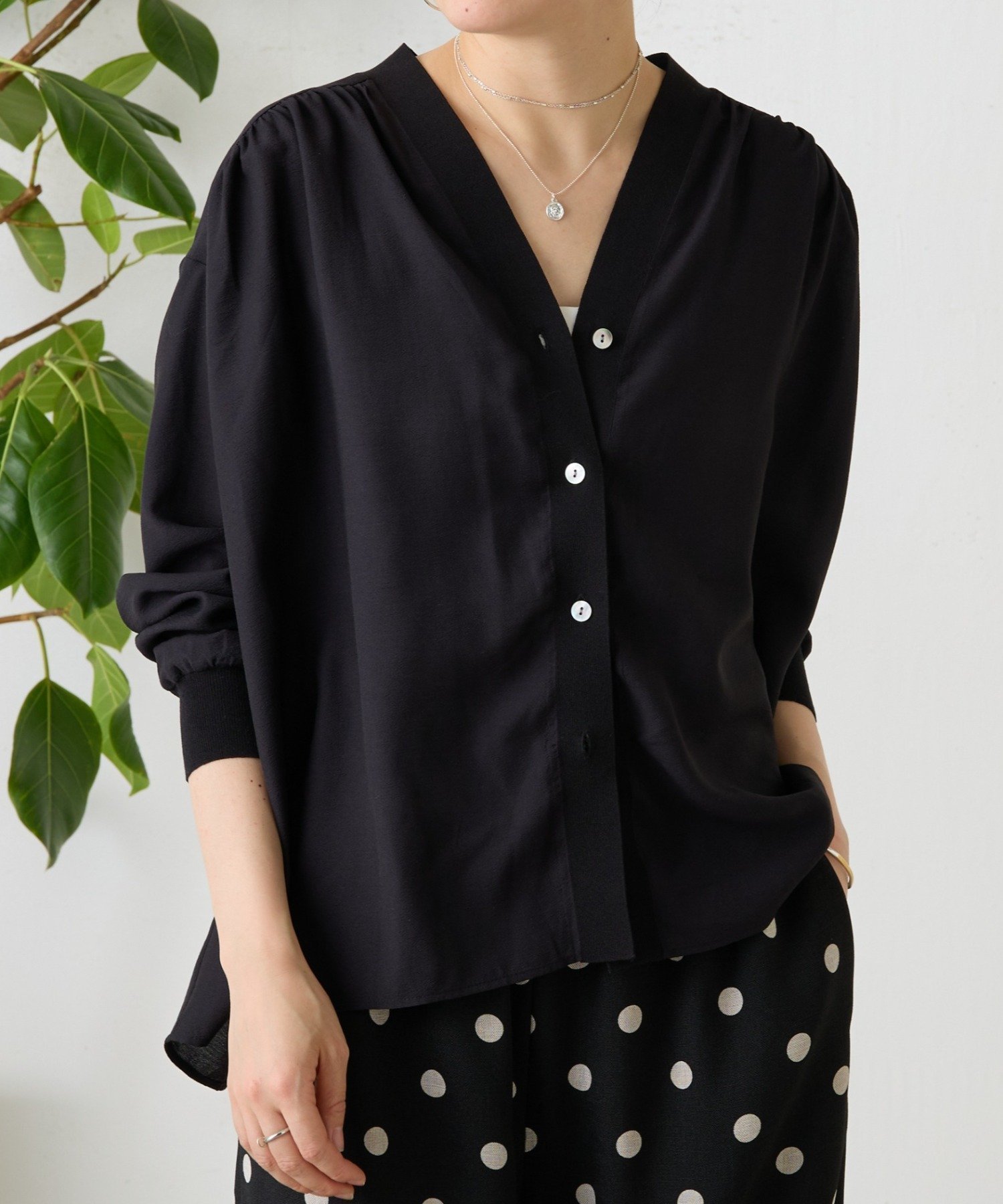 【ビアズリー/BEARDSLEY】のシアーブラウスカーデ インテリア・キッズ・メンズ・レディースファッション・服の通販 founy(ファニー) 　ファッション　Fashion　レディースファッション　Fashion for Women　トップス・カットソー　Cut & Sew Tops　シャツ・ブラウス・オフィスカジュアル　Elegant Blouses & Button-Ups　カーディガン　Cardigan, Knitwear　ギャザー　Gathered, Ruffled　コンビ　Combo, Combination Style　シアー　Sheer, See-Through　スリーブ　Sleeve, Long Sleeve / Short Sleeve　バランス　Balance, Style Balance　ボトム　Bottoms, Lower Wear　ポケット　Pocket, Pocket Detail　リブニット　Rib Knit, Ribbed Knit　おすすめ　Recommended / Our Picks　夏　Summer　エレガント 上品　Elegant　ビジネス 仕事 通勤　Business / Work / Commuting　ブラック|ID: prp329100004933336 ipo3291000000037029009