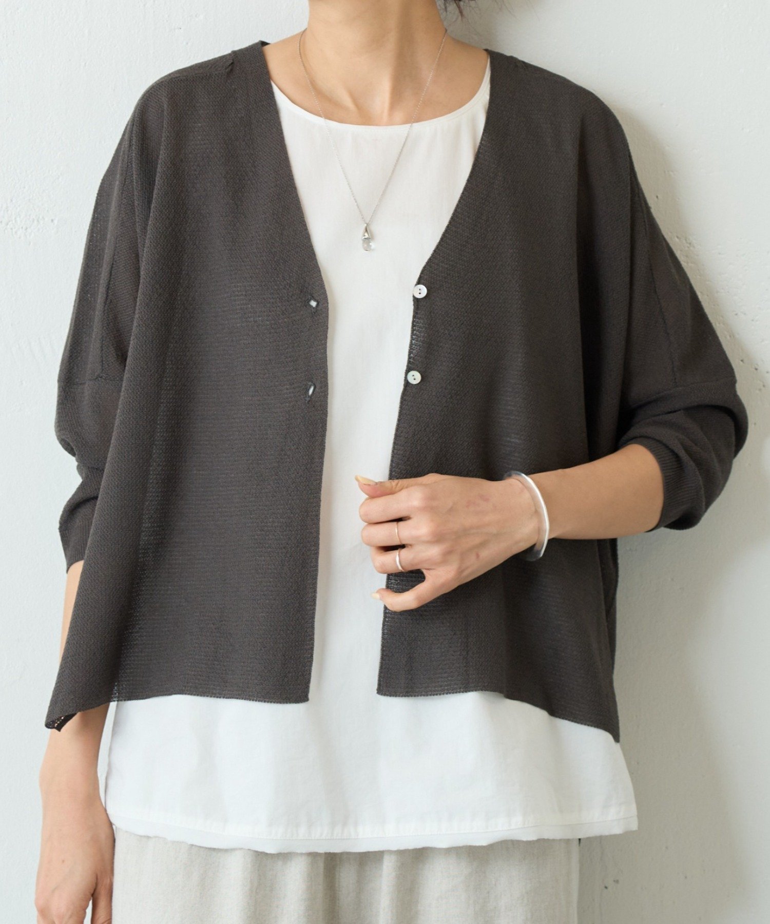 【ビアズリー/BEARDSLEY】のシアーサラッとカーディガン インテリア・キッズ・メンズ・レディースファッション・服の通販 founy(ファニー) 　ファッション　Fashion　レディースファッション　Fashion for Women　トップス・カットソー　Cut & Sew Tops　カーディガン・羽織り　Layered Style Cardigans　アクリル　Acrylic Material　カーディガン　Cardigan, Knitwear　コンパクト　Compact, Small Size　鹿の子　Piqué, Kanoko Fabric　シンプル　Simple, Minimal　バランス　Balance, Style Balance　半袖　Short Sleeve, Half Sleeve　リラックス　Relax, Relaxed Fit　ワイド　Wide, Wide Fit　再入荷　Restock / Back in Stock　ダークグレー|ID: prp329100004933400 ipo3291000000037029517