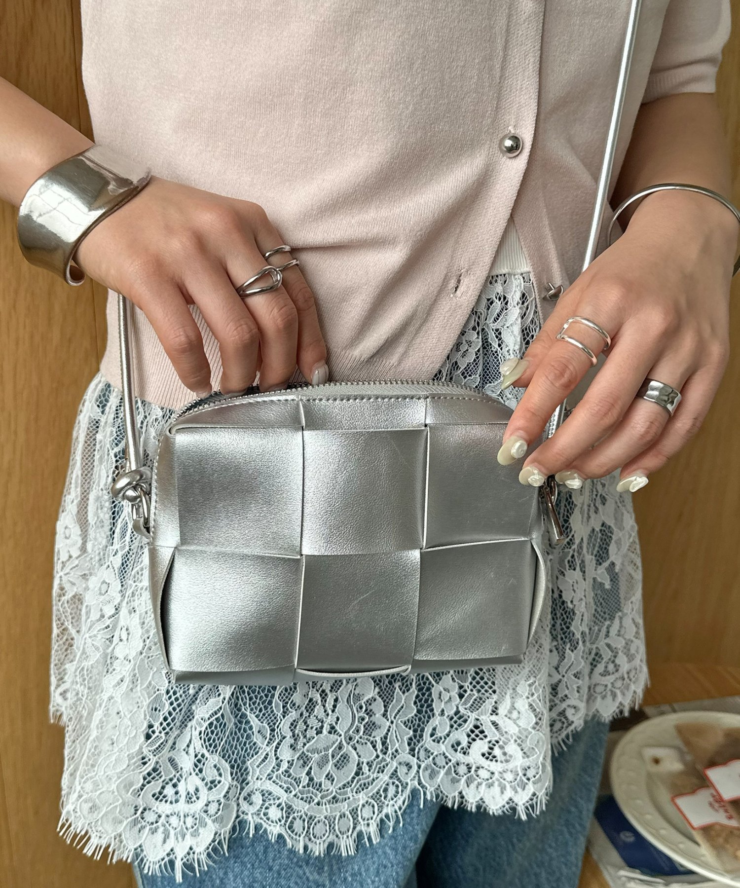 【ディスコート/Discoat】のメッシュ編みミニショルダーバッグ インテリア・キッズ・メンズ・レディースファッション・服の通販 founy(ファニー) 　ファッション　Fashion　レディースファッション　Fashion for Women　バッグ　Bags　おすすめ　Recommended / Our Picks　コンパクト　Compact, Small Size　ショルダー　Shoulder, Shoulder Strap　ハンカチ　Handkerchief, Hanky　ポケット　Pocket, Pocket Detail　メッシュ　Mesh, Net Fabric　リップ　Lip, Lip Motif　人気　Popular, Best Seller　定番　Standard, Basic Item　財布　Wallet, Purse　シルバー|ID: prp329100004933426 ipo3291000000037029637