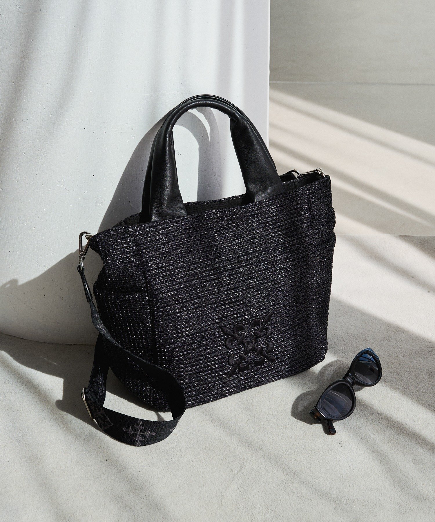 【ラシット/russet】のナイロンラフィア2WAYトートバッグ インテリア・キッズ・メンズ・レディースファッション・服の通販 founy(ファニー) 　ファッション　Fashion　レディースファッション　Fashion for Women　バッグ　Bags　ショルダー　Shoulder, Shoulder Strap　シルバー　Silver, Metallic Silver　人気　Popular, Best Seller　バランス　Balance, Style Balance　ベーシック　Basic, Essential　ポケット　Pocket, Pocket Detail　マグネット　Magnet, Magnetic Closure　ラフィア　Raffia, Natural Straw　日本製　Made In Japan　エレガント 上品　Elegant　ブラック|ID: prp329100004933428 ipo3291000000037029645