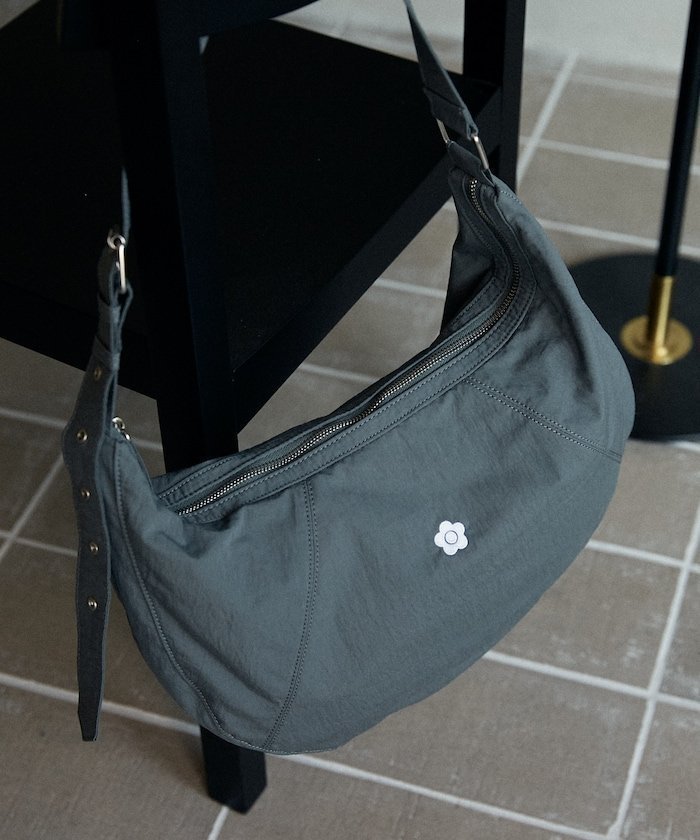 【フリークスストア/FREAK'S STORE】のワンポイント刺繍 ナイロン ショルダーバッグ 限定展開 25AW26SS インテリア・キッズ・メンズ・レディースファッション・服の通販 founy(ファニー) 　ファッション　Fashion　レディースファッション　Fashion for Women　軽量　Lightweight, Ultra Light　ショルダー　Shoulder, Shoulder Strap　シンプル　Simple, Minimal　スペシャル　Special, Limited Edition　デニム　Denim, Jeans Material　フラワー　Flower, Floral　ポケット　Pocket, Pocket Detail　ミニスカート　Mini Skirt, Short Skirt　モチーフ　Motif, Design Theme　無地　Plain, Solid Color　リアル　Real, Realistic　ワンポイント　One Point, Statement Accent　S/S・春夏　SS, Spring/Summer, Warm Season　おすすめ　Recommended / Our Picks　夏　Summer　2025年　2025　2025春夏・S/S　Spring/Summer 2025 SS25　2025-2026秋冬・A/W　Autumn/Winter 2025–26 AW25–26　2026年　2026　チャコールグレー|ID: prp329100004933445 ipo3291000000037029723