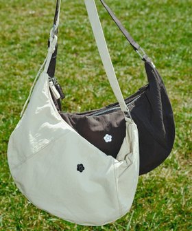 【フリークスストア/FREAK'S STORE】のワンポイント刺繍 ナイロン ショルダーバッグ 限定展開 25AW26SS 人気、トレンドファッション・服の通販 founy(ファニー) ファッション Fashion レディースファッション Fashion for Women 軽量 Lightweight, Ultra Light ショルダー Shoulder, Shoulder Strap シンプル Simple, Minimal スペシャル Special, Limited Edition デニム Denim, Jeans Material フラワー Flower, Floral ポケット Pocket, Pocket Detail ミニスカート Mini Skirt, Short Skirt モチーフ Motif, Design Theme 無地 Plain, Solid Color リアル Real, Realistic ワンポイント One Point, Statement Accent S/S・春夏 SS, Spring/Summer, Warm Season おすすめ Recommended / Our Picks 夏 Summer 2025年 2025 2025春夏・S/S Spring/Summer 2025 SS25 2025-2026秋冬・A/W Autumn/Winter 2025–26 AW25–26 2026年 2026 2026春夏・S/S Spring/Summer 2026 SS26 |ID:prp329100004933445