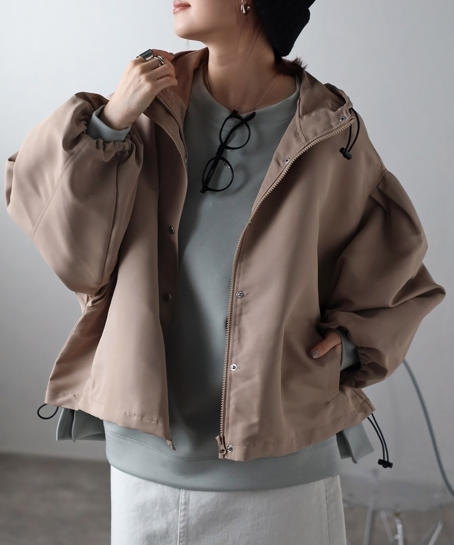 【リラクロ/relaclo】のmitis/バルーンスリーブマウンテンパーカー インテリア・キッズ・メンズ・レディースファッション・服の通販 founy(ファニー) 　ファッション　Fashion　レディースファッション　Fashion for Women　トップス・カットソー　Cut & Sew Tops　レディースパーカー・カジュアルフーディー　Casual Hoodies & Sweatshirts　ショート　Short, Short Length　シンプル　Simple, Minimal　ジーンズ　Jeans, Denim Pants　トレンド　Trend, Trending Now　ドローコード　Drawcord, Drawstring Cord　ワイド　Wide, Wide Fit　春　Spring　秋　Autumn　ベージュ|ID: prp329100004933448 ipo3291000000037029735