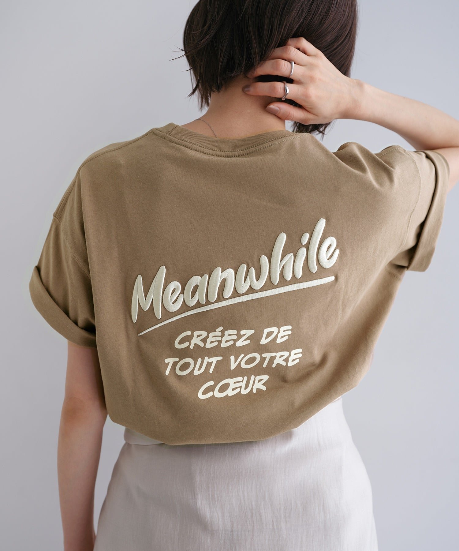 【アンドミー/andme】のプリント ロゴ 刺繍 エンブロイダリー 半袖 Tシャツ インテリア・キッズ・メンズ・レディースファッション・服の通販 founy(ファニー) 　ファッション　Fashion　レディースファッション　Fashion for Women　トップス・カットソー　Cut & Sew Tops　シャツ・ブラウス・オフィスカジュアル　Elegant Blouses & Button-Ups　ロングTシャツ・Tシャツ　Longline T-Shirts & Tees　エンブロイダリー　Embroidery Design　人気　Popular, Best Seller　プリント　Print, Printed Pattern　ベーシック　Basic, Essential　半袖　Short Sleeve, Half Sleeve　ワンポイント　One Point, Statement Accent　おすすめ　Recommended / Our Picks　ベージュ|ID: prp329100004933454 ipo3291000000037029783