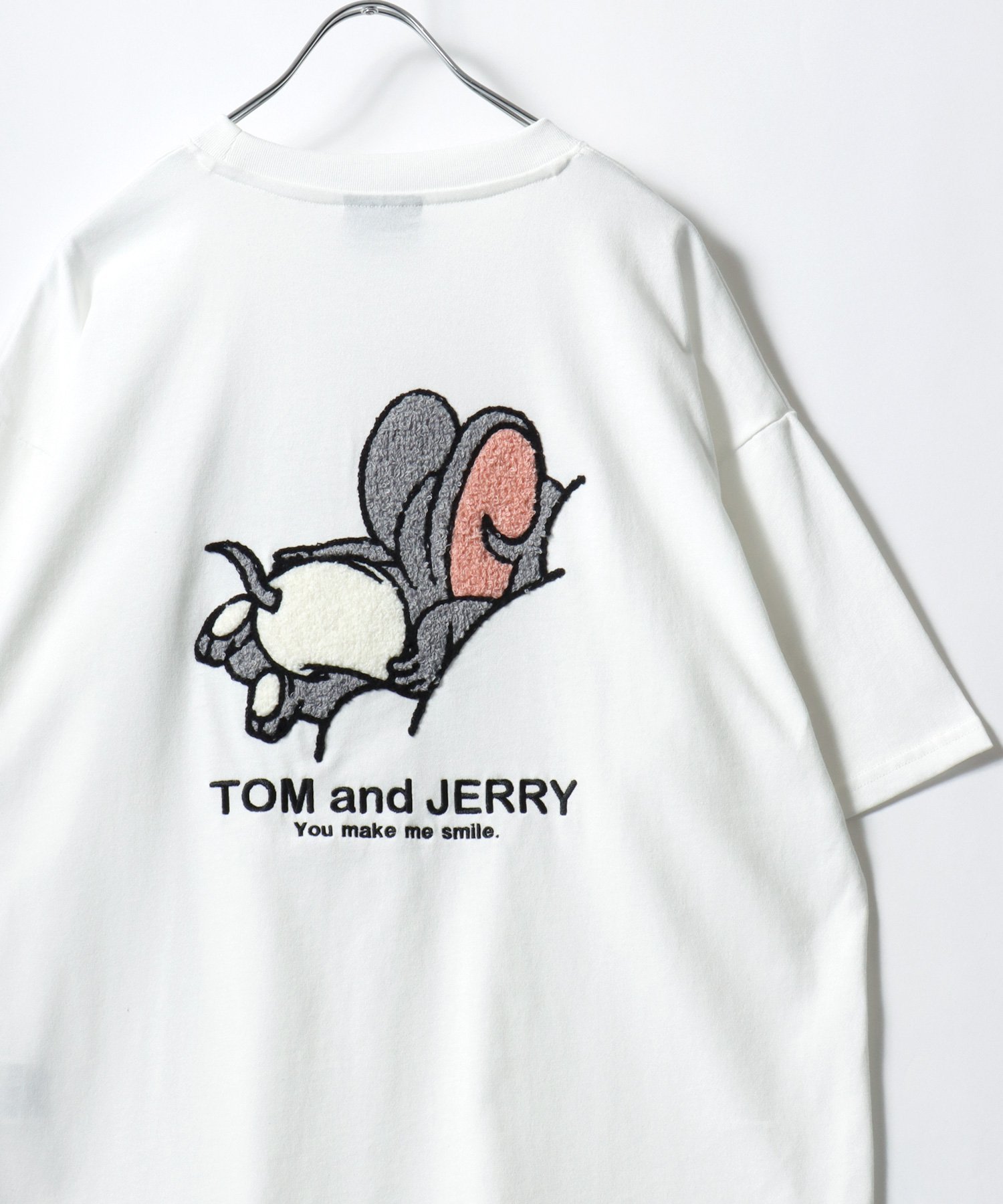 【マルカワ/MARUKAWA】のTom and Jerry トムとジェリー Tシャツ メンズ オーバーサイズ ワンポイント サガラ刺繍 半袖 ティーシャツ レディース ユニセックス 人気、トレンドファッション・服の通販 founy(ファニー) 　ファッション　Fashion　レディースファッション　Fashion for Women　トップス・カットソー　Cut & Sew Tops　シャツ・ブラウス・オフィスカジュアル　Elegant Blouses & Button-Ups　ロングTシャツ・Tシャツ　Longline T-Shirts & Tees　インナー　Innerwear　カーゴパンツ　Cargo Pants, Utility Pants　カーディガン　Cardigan, Knitwear　キャップ　Cap, Baseball Cap　コンビ　Combo, Combination Style　サロペット　Overalls, Salopette　シアー　Sheer, See-Through　シフォン　Chiffon, Lightweight Fabric　ショルダー　Shoulder, Shoulder Strap　シンプル　Simple, Minimal　ジャケット　Jacket, Outerwear　ジーンズ　Jeans, Denim Pants　スニーカー　Sneakers, Trainers　スポーツ　Sports, Activewear　ダメージ　Distressed, Destroyed　チュール　Tulip, Tulip Motif　ツイード　Twill, Twill Weave　デニム　Denim, Jeans Material　トレンド　Trend, Trending Now　ネコ　Cat, Feline Motif　パーカー　Hoodie, Parka　ビッグ　Big, Oversized　ビンテージ　Vintage, Retro Style　フロント　Front, Front Design　ブルゾン　Blouson, Bomber Jacket　 other-1|ID: prp329100004933491 ipo3291000000037029958
