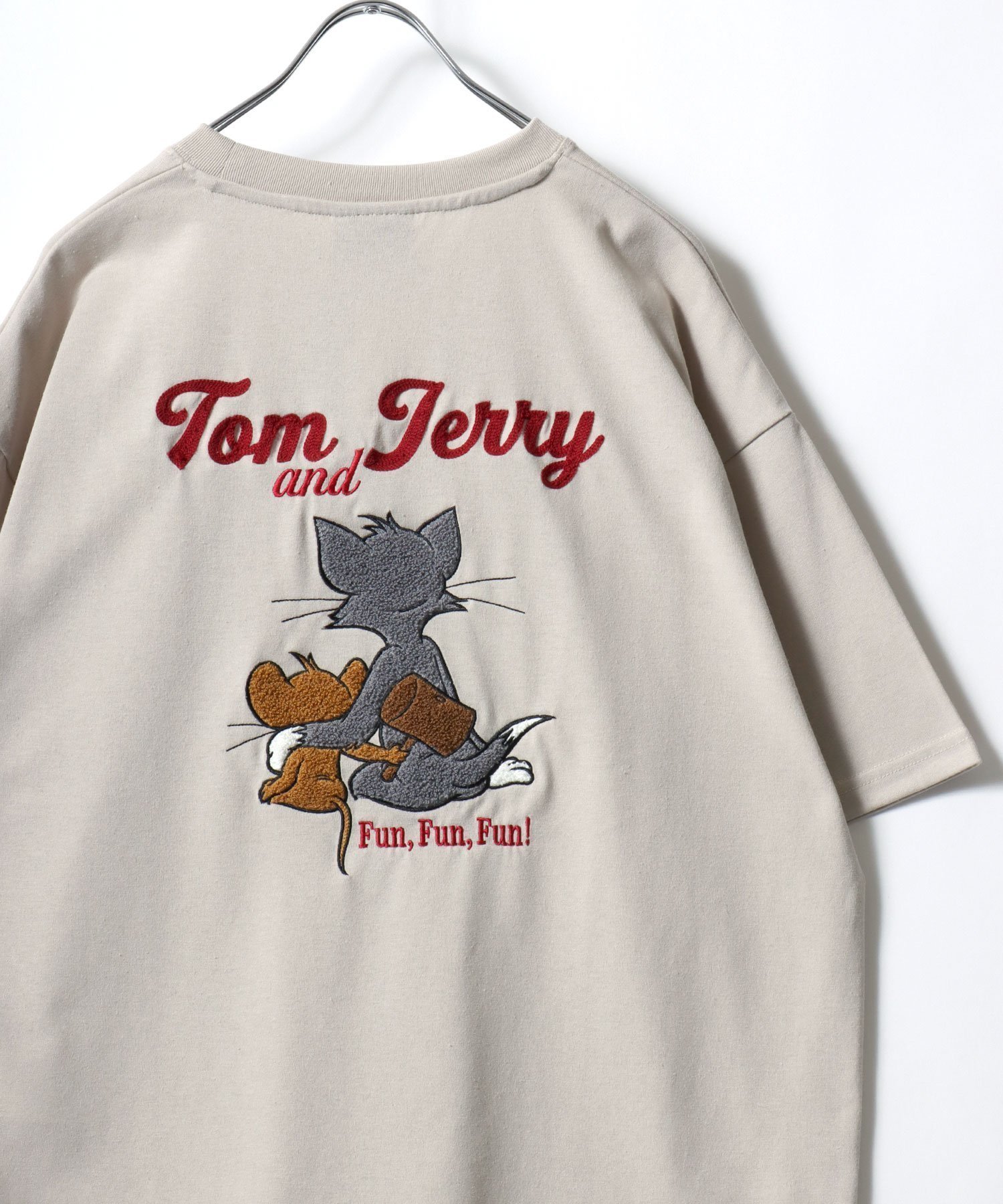 【マルカワ/MARUKAWA】のTom and Jerry トムとジェリー Tシャツ メンズ オーバーサイズ ワンポイント サガラ刺繍 半袖 ティーシャツ レディース ユニセックス インテリア・キッズ・メンズ・レディースファッション・服の通販 founy(ファニー) 　ファッション　Fashion　レディースファッション　Fashion for Women　トップス・カットソー　Cut & Sew Tops　シャツ・ブラウス・オフィスカジュアル　Elegant Blouses & Button-Ups　ロングTシャツ・Tシャツ　Longline T-Shirts & Tees　インナー　Innerwear　カーゴパンツ　Cargo Pants, Utility Pants　カーディガン　Cardigan, Knitwear　キャップ　Cap, Baseball Cap　コンビ　Combo, Combination Style　サロペット　Overalls, Salopette　シアー　Sheer, See-Through　シフォン　Chiffon, Lightweight Fabric　ショルダー　Shoulder, Shoulder Strap　シンプル　Simple, Minimal　ジャケット　Jacket, Outerwear　ジーンズ　Jeans, Denim Pants　スニーカー　Sneakers, Trainers　スポーツ　Sports, Activewear　ダメージ　Distressed, Destroyed　チュール　Tulip, Tulip Motif　ツイード　Twill, Twill Weave　デニム　Denim, Jeans Material　トレンド　Trend, Trending Now　ネコ　Cat, Feline Motif　パーカー　Hoodie, Parka　ビッグ　Big, Oversized　ビンテージ　Vintage, Retro Style　フロント　Front, Front Design　ブルゾン　Blouson, Bomber Jacket　ベージュ|ID: prp329100004933491 ipo3291000000037029964