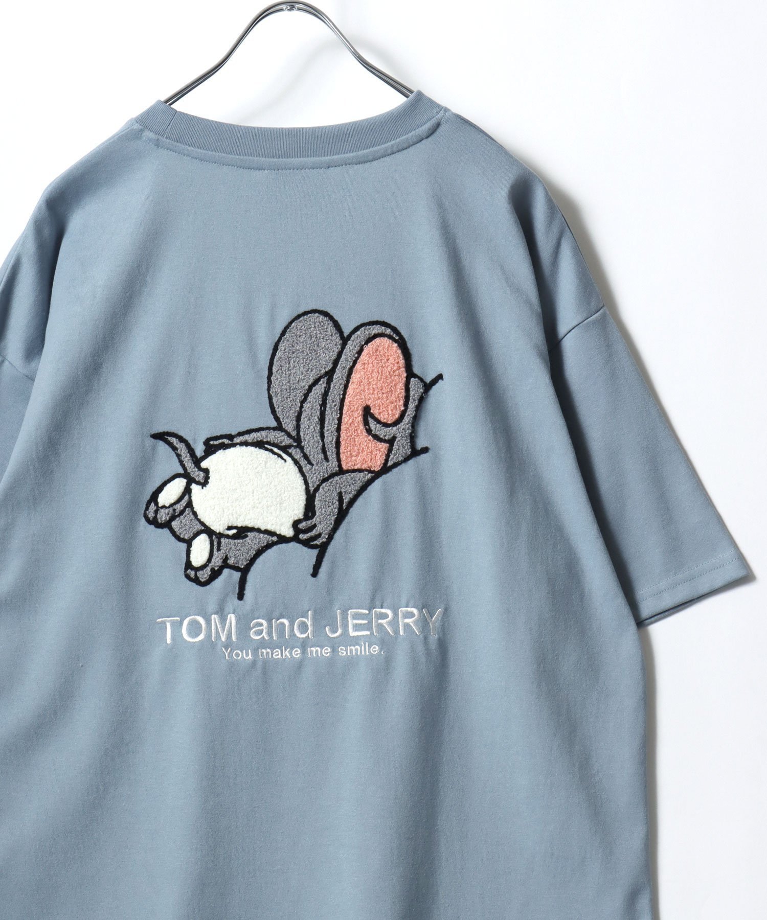【マルカワ/MARUKAWA】のTom and Jerry トムとジェリー Tシャツ メンズ オーバーサイズ ワンポイント サガラ刺繍 半袖 ティーシャツ レディース ユニセックス インテリア・キッズ・メンズ・レディースファッション・服の通販 founy(ファニー) 　ファッション　Fashion　レディースファッション　Fashion for Women　トップス・カットソー　Cut & Sew Tops　シャツ・ブラウス・オフィスカジュアル　Elegant Blouses & Button-Ups　ロングTシャツ・Tシャツ　Longline T-Shirts & Tees　インナー　Innerwear　カーゴパンツ　Cargo Pants, Utility Pants　カーディガン　Cardigan, Knitwear　キャップ　Cap, Baseball Cap　コンビ　Combo, Combination Style　サロペット　Overalls, Salopette　シアー　Sheer, See-Through　シフォン　Chiffon, Lightweight Fabric　ショルダー　Shoulder, Shoulder Strap　シンプル　Simple, Minimal　ジャケット　Jacket, Outerwear　ジーンズ　Jeans, Denim Pants　スニーカー　Sneakers, Trainers　スポーツ　Sports, Activewear　ダメージ　Distressed, Destroyed　チュール　Tulip, Tulip Motif　ツイード　Twill, Twill Weave　デニム　Denim, Jeans Material　トレンド　Trend, Trending Now　ネコ　Cat, Feline Motif　パーカー　Hoodie, Parka　ビッグ　Big, Oversized　ビンテージ　Vintage, Retro Style　フロント　Front, Front Design　ブルゾン　Blouson, Bomber Jacket　サックスブルー|ID: prp329100004933491 ipo3291000000037029965