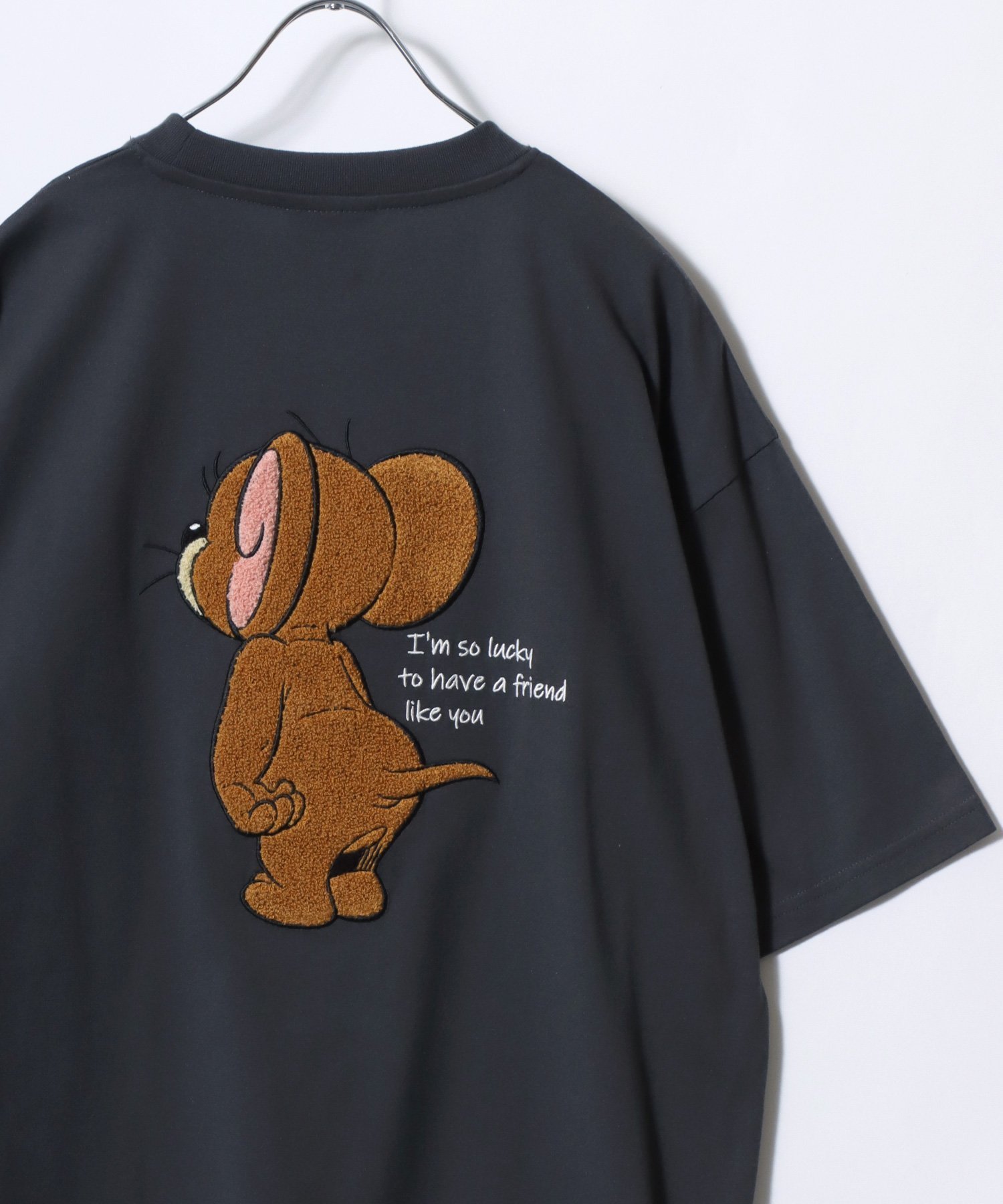 【マルカワ/MARUKAWA】のTom and Jerry トムとジェリー Tシャツ メンズ オーバーサイズ ワンポイント サガラ刺繍 半袖 ティーシャツ レディース ユニセックス インテリア・キッズ・メンズ・レディースファッション・服の通販 founy(ファニー) 　ファッション　Fashion　レディースファッション　Fashion for Women　トップス・カットソー　Cut & Sew Tops　シャツ・ブラウス・オフィスカジュアル　Elegant Blouses & Button-Ups　ロングTシャツ・Tシャツ　Longline T-Shirts & Tees　インナー　Innerwear　カーゴパンツ　Cargo Pants, Utility Pants　カーディガン　Cardigan, Knitwear　キャップ　Cap, Baseball Cap　コンビ　Combo, Combination Style　サロペット　Overalls, Salopette　シアー　Sheer, See-Through　シフォン　Chiffon, Lightweight Fabric　ショルダー　Shoulder, Shoulder Strap　シンプル　Simple, Minimal　ジャケット　Jacket, Outerwear　ジーンズ　Jeans, Denim Pants　スニーカー　Sneakers, Trainers　スポーツ　Sports, Activewear　ダメージ　Distressed, Destroyed　チュール　Tulip, Tulip Motif　ツイード　Twill, Twill Weave　デニム　Denim, Jeans Material　トレンド　Trend, Trending Now　ネコ　Cat, Feline Motif　パーカー　Hoodie, Parka　ビッグ　Big, Oversized　ビンテージ　Vintage, Retro Style　フロント　Front, Front Design　ブルゾン　Blouson, Bomber Jacket　ブラック系その他|ID: prp329100004933491 ipo3291000000037029968