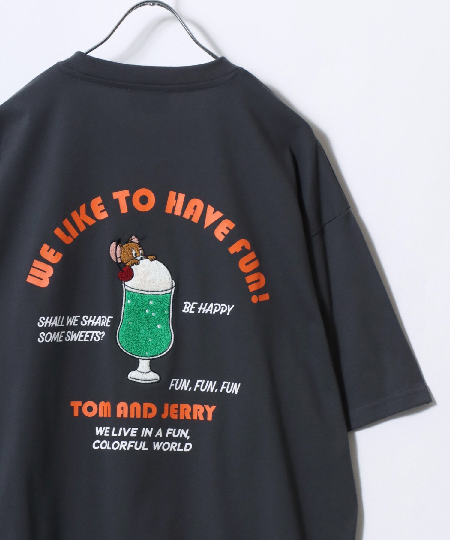 【マルカワ/MARUKAWA】のTom and Jerry トムとジェリー Tシャツ メンズ オーバーサイズ ワンポイント サガラ刺繍 半袖 ティーシャツ レディース ユニセックス インテリア・キッズ・メンズ・レディースファッション・服の通販 founy(ファニー) 　ファッション　Fashion　レディースファッション　Fashion for Women　トップス・カットソー　Cut & Sew Tops　シャツ・ブラウス・オフィスカジュアル　Elegant Blouses & Button-Ups　ロングTシャツ・Tシャツ　Longline T-Shirts & Tees　インナー　Innerwear　カーゴパンツ　Cargo Pants, Utility Pants　カーディガン　Cardigan, Knitwear　キャップ　Cap, Baseball Cap　コンビ　Combo, Combination Style　サロペット　Overalls, Salopette　シアー　Sheer, See-Through　シフォン　Chiffon, Lightweight Fabric　ショルダー　Shoulder, Shoulder Strap　シンプル　Simple, Minimal　ジャケット　Jacket, Outerwear　ジーンズ　Jeans, Denim Pants　スニーカー　Sneakers, Trainers　スポーツ　Sports, Activewear　ダメージ　Distressed, Destroyed　チュール　Tulip, Tulip Motif　ツイード　Twill, Twill Weave　デニム　Denim, Jeans Material　トレンド　Trend, Trending Now　ネコ　Cat, Feline Motif　パーカー　Hoodie, Parka　ビッグ　Big, Oversized　ビンテージ　Vintage, Retro Style　フロント　Front, Front Design　ブルゾン　Blouson, Bomber Jacket　ブラック系その他3|ID: prp329100004933491 ipo3291000000037029972