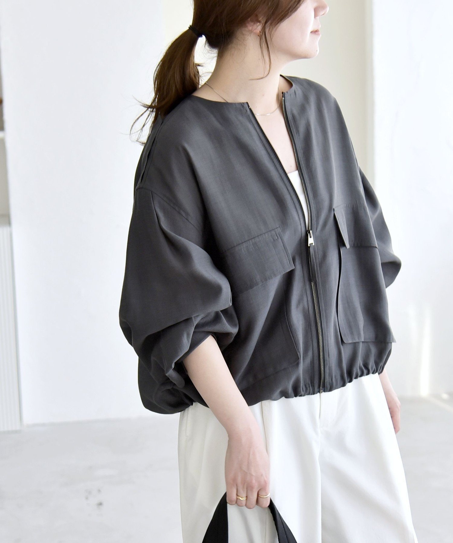 【シップス フォー ウィメン/SHIPS】の《追加 》quaranciel 手洗い可能 リネン ミックス ノーカラー ドロスト ブルゾン インテリア・キッズ・メンズ・レディースファッション・服の通販 founy(ファニー) 　ファッション　Fashion　レディースファッション　Fashion for Women　アウター　Coat / Outerwear Collection　ブルゾンジャケット・スポーティアウター　Blouson Jackets　インナー　Innerwear　洗える　Machine Washable　カフス　Cuff Design　キャミ　Camisole, Cami Top　コンパクト　Compact, Small Size　シアー　Sheer, See-Through　ショート　Short, Short Length　タンク　Tank Top, Sleeveless Top　ドローコード　Drawcord, Drawstring Cord　バランス　Balance, Style Balance　フラップ　Flap, Flap Pocket　フロント　Front, Front Design　ブルゾン　Blouson, Bomber Jacket　ポケット　Pocket, Pocket Detail　ミックス　Mix, Mixed Style　ヨーク　Yoke, Yoke Design　リネン　Linen, Linen Fabric　おすすめ　Recommended / Our Picks　2026年　2026　チャコールグレー|ID: prp329100004933507 ipo3291000000037030027