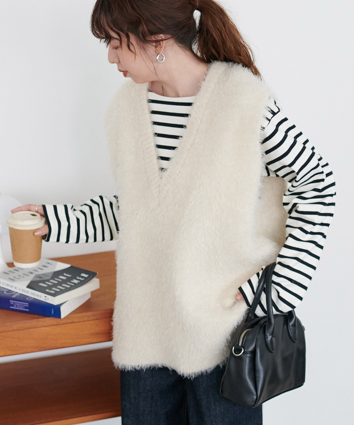 【ディスコート/Discoat】の【新色追加/WEB限定】フェザーヤーンチュニックベスト インテリア・キッズ・メンズ・レディースファッション・服の通販 founy(ファニー) 　ファッション　Fashion　レディースファッション　Fashion for Women　アウター　Coat / Outerwear Collection　トップス・カットソー　Cut & Sew Tops　ベスト&ジレ / 重ね着スタイル　Vests & Gilets　秋　Autumn　カットソー　Cut and Sewn Top　キャミソール　Camisole, Spaghetti Strap Top　シンプル　Simple, Minimal　タンク　Tank Top, Sleeveless Top　タートル　Turtleneck, Turtle Collar　フェザー　Feather, Feather Detail　ベスト　Vest, Waistcoat　A/W・秋冬　Autumn/Winter　おすすめ　Recommended / Our Picks　夏　Summer　アイボリー|ID: prp329100004933540 ipo3291000000037030175