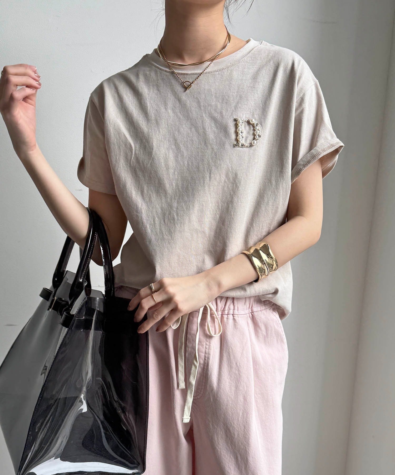 【ドゥドゥ/DouDou】のDビジューTEE インテリア・キッズ・メンズ・レディースファッション・服の通販 founy(ファニー) 　ファッション　Fashion　レディースファッション　Fashion for Women　シンプル　Simple, Minimal　スマート　Smart, Elegant　雑誌　Magazine, Fashion Magazine　定番　Standard, Basic Item　ビジュー　Bijou, Jewel-like Accent　S/S・春夏　SS, Spring/Summer, Warm Season　再入荷　Restock / Back in Stock　夏　Summer　エレガント 上品　Elegant　2026年　2026　ライトベージュ|ID: prp329100004933549 ipo3291000000037030225