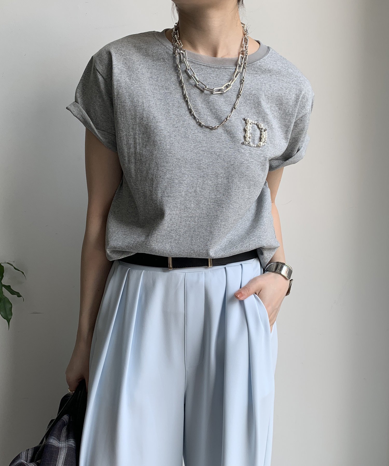 【ドゥドゥ/DouDou】のDビジューTEE インテリア・キッズ・メンズ・レディースファッション・服の通販 founy(ファニー) 　ファッション　Fashion　レディースファッション　Fashion for Women　シンプル　Simple, Minimal　スマート　Smart, Elegant　雑誌　Magazine, Fashion Magazine　定番　Standard, Basic Item　ビジュー　Bijou, Jewel-like Accent　S/S・春夏　SS, Spring/Summer, Warm Season　再入荷　Restock / Back in Stock　夏　Summer　エレガント 上品　Elegant　2026年　2026　グレー|ID: prp329100004933549 ipo3291000000037030226