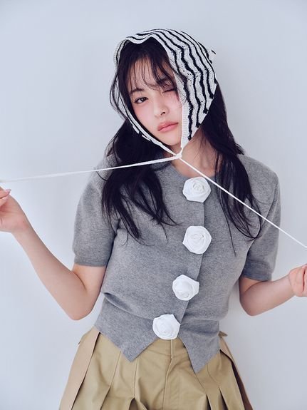 【スナイデル/SNIDEL】の【WEB限定/ROSE Collection】モチーフボタンニットカーディガン 人気、トレンドファッション・服の通販 founy(ファニー) 　ファッション　Fashion　レディースファッション　Fashion for Women　トップス・カットソー　Cut & Sew Tops　ニット　Knit Tops & Sweaters　カーディガン・羽織り　Layered Style Cardigans　おすすめ　Recommended / Our Picks　カーディガン　Cardigan, Knitwear　サテン　Satin, Glossy Fabric　スマート　Smart, Elegant　フロント　Front, Front Design　ブラウジング　Blouson Silhouette, Cinched Waist　モチーフ　Motif, Design Theme　ローズ　Rose, Rose Motif　 other-1|ID: prp329100004933556 ipo3291000000037030285