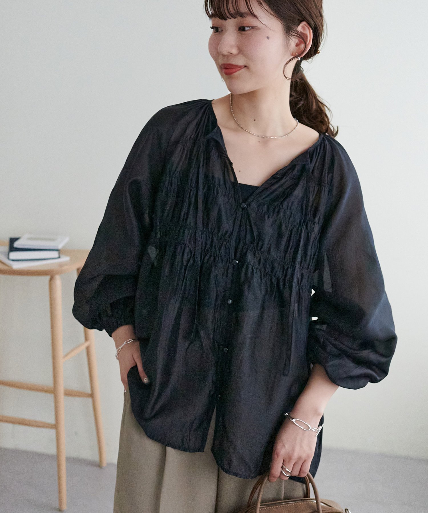 【ディスコート/Discoat】の【新色追加!/WEB限定】シャーリング使いシアーブラウス インテリア・キッズ・メンズ・レディースファッション・服の通販 founy(ファニー) 　ファッション　Fashion　レディースファッション　Fashion for Women　トップス・カットソー　Cut & Sew Tops　シャツ・ブラウス・オフィスカジュアル　Elegant Blouses & Button-Ups　おすすめ　Recommended / Our Picks　シャーリング　Shirring, Ruched　シンプル　Simple, Minimal　バランス　Balance, Style Balance　フレア　Flare, Flared　リボン　Ribbon, Bow　夏　Summer　春　Spring　S/S・春夏　SS, Spring/Summer, Warm Season　ブラック|ID: prp329100004933582 ipo3291000000037030447