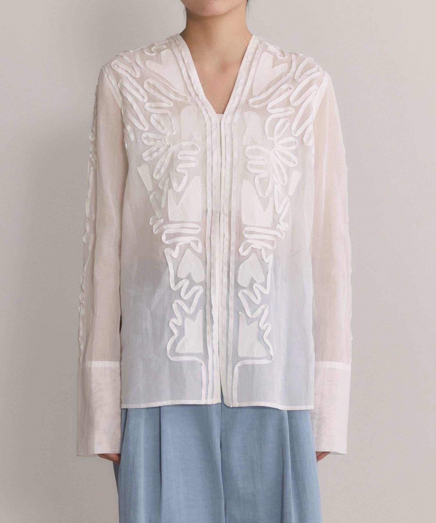 【アダム エ ロペ/ADAM ET ROPE'】の【EMOELLE】ステッチエンブロイダリーブラウス インテリア・キッズ・メンズ・レディースファッション・服の通販 founy(ファニー) 　ファッション　Fashion　レディースファッション　Fashion for Women　トップス・カットソー　Cut & Sew Tops　シャツ・ブラウス・オフィスカジュアル　Elegant Blouses & Button-Ups　オーガンジー　Organza Fabric　カフス　Cuff Design　シアー　Sheer, See-Through　シンプル　Simple, Minimal　人気　Popular, Best Seller　フロント　Front, Front Design　ロング　Long, Long-Length　ワーク　Workwear, Utility Style　2026年　2026　ホワイト(10)|ID: prp329100004933589 ipo3291000000037030480