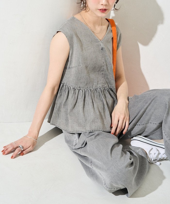 【フリークスストア/FREAK'S STORE】のレーヨンデニムノースリーブセットアップ(ブラウス・イージーパンツ)【限定展開】 インテリア・キッズ・メンズ・レディースファッション・服の通販 founy(ファニー) 　ファッション　Fashion　レディースファッション　Fashion for Women　セットアップ　Matching Sets　レディースパンツ・ボトムス　Pants & Trousers / Bottoms　2026年　2026　とろみ　Fluid, Flowy Fabric　セットアップ　Set-Up, Coordinated Outfit　デニム　Denim, Jeans Material　ペプラム　Peplum, Flared Hem　ワイド　Wide, Wide Fit　切替　Switching, Contrast Panel　夏　Summer　S/S・春夏　SS, Spring/Summer, Warm Season　楽ちん　Easy Fit, Comfortable　グレー|ID: prp329100004933596 ipo3291000000037030521