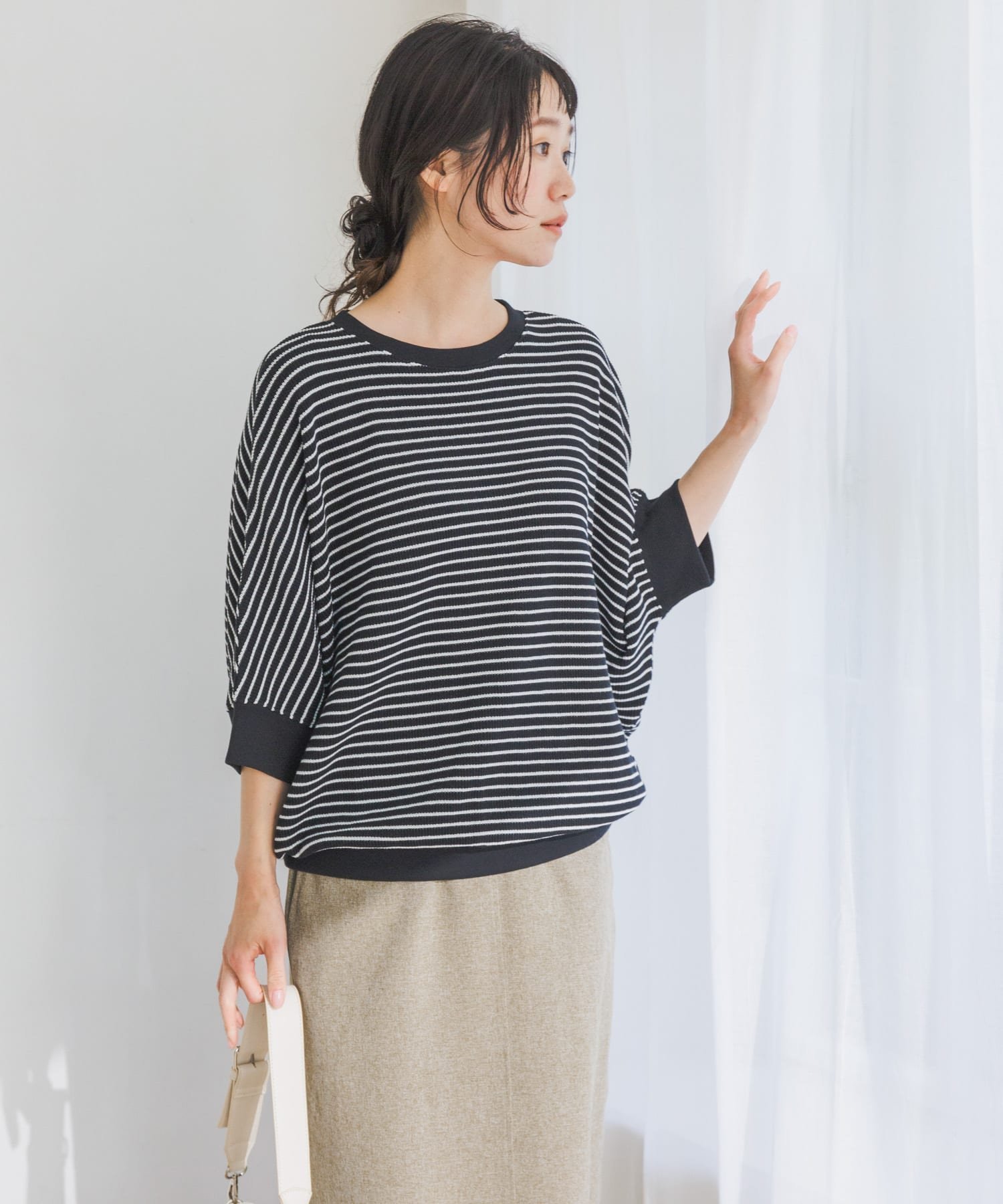 【アーバンリサーチ ドアーズ/URBAN RESEARCH DOORS】のタックフライスワイドTシャツ インテリア・キッズ・メンズ・レディースファッション・服の通販 founy(ファニー) 　ファッション　Fashion　レディースファッション　Fashion for Women　トップス・カットソー　Cut & Sew Tops　シャツ・ブラウス・オフィスカジュアル　Elegant Blouses & Button-Ups　ロングTシャツ・Tシャツ　Longline T-Shirts & Tees　2024年　2024　2024春夏・S/S　Spring/Summer 2024 SS24　おすすめ　Recommended / Our Picks　ギャザー　Gathered, Ruffled　バランス　Balance, Style Balance　ワイド　Wide, Wide Fit　今季　This Season, Current Season　夏　Summer　S/S・春夏　SS, Spring/Summer, Warm Season　BLK×OFF|ID: prp329100004933625 ipo3291000000037030733