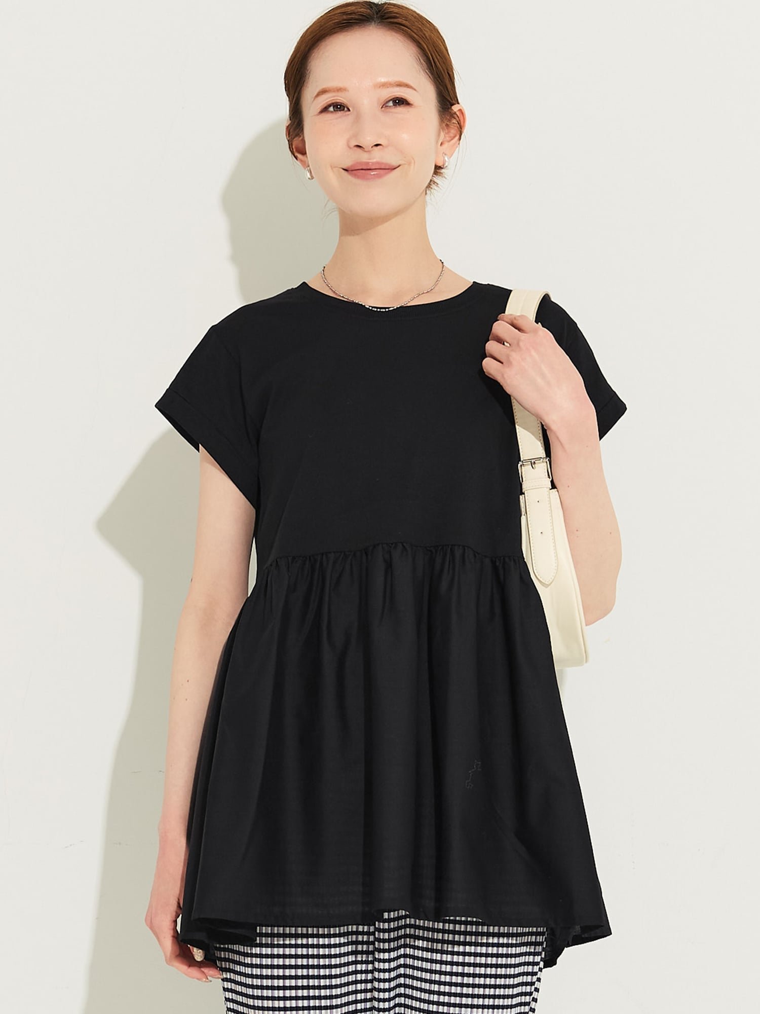 【コカ/COCA】のクルーネックドッキングギャザートップス インテリア・キッズ・メンズ・レディースファッション・服の通販 founy(ファニー) 　ファッション　Fashion　レディースファッション　Fashion for Women　トップス・カットソー　Cut & Sew Tops　春　Spring　カットソー　Cut and Sewn Top　ギャザー　Gathered, Ruffled　シンプル　Simple, Minimal　スリーブ　Sleeve, Long Sleeve / Short Sleeve　デニム　Denim, Jeans Material　ドッキング　Docking, Mixed Material　フレア　Flare, Flared　フレンチ　French, French Style　ポケット　Pocket, Pocket Detail　半袖　Short Sleeve, Half Sleeve　夏　Summer　ビジネス 仕事 通勤　Business / Work / Commuting　2026年　2026　Black|ID: prp329100004933632 ipo3291000000037030768