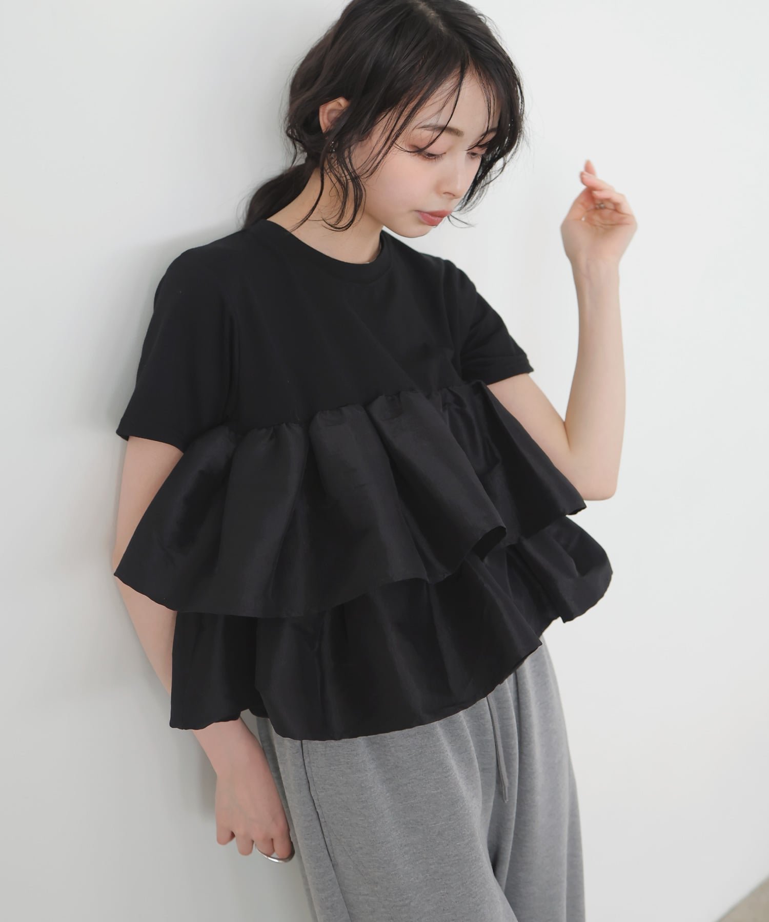 【リアン/Lian】のシャイニーフリルTシャツ インテリア・キッズ・メンズ・レディースファッション・服の通販 founy(ファニー) 　ファッション　Fashion　レディースファッション　Fashion for Women　トップス・カットソー　Cut & Sew Tops　シャツ・ブラウス・オフィスカジュアル　Elegant Blouses & Button-Ups　ロングTシャツ・Tシャツ　Longline T-Shirts & Tees　ドッキング　Docking, Mixed Material　フリル　Frill, Ruffle　ブラック|ID: prp329100004933640 ipo3291000000037030809