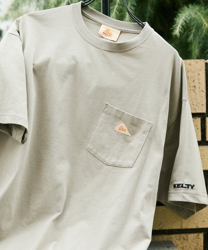 【フリークスストア/FREAK'S STORE】のKELTY×FREAK S STORE/ケルティ 別注 ワンポイント ヴィンテージロゴ クルーネック ポケットTシャツ 【限定展開】 インテリア・キッズ・メンズ・レディースファッション・服の通販 founy(ファニー) 　ファッション　Fashion　レディースファッション　Fashion for Women　トップス・カットソー　Cut & Sew Tops　シャツ・ブラウス・オフィスカジュアル　Elegant Blouses & Button-Ups　ロングTシャツ・Tシャツ　Longline T-Shirts & Tees　インナー　Innerwear　カーゴパンツ　Cargo Pants, Utility Pants　吸水　Absorbent, Quick-Dry　スラックス　Slacks, Dress Pants　デニム　Denim, Jeans Material　トレンド　Trend, Trending Now　定番　Standard, Basic Item　バランス　Balance, Style Balance　ビッグ　Big, Oversized　ポケット　Pocket, Pocket Detail　別注　Limited Edition, Custom Order　ワイド　Wide, Wide Fit　ワンポイント　One Point, Statement Accent　S/S・春夏　SS, Spring/Summer, Warm Season　おすすめ　Recommended / Our Picks　夏　Summer　2026年　2026　ベージュ|ID: prp329100004933657 ipo3291000000037030904
