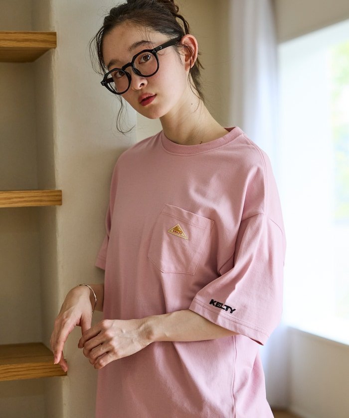 【フリークスストア/FREAK'S STORE】のKELTY×FREAK S STORE/ケルティ 別注 ワンポイント ヴィンテージロゴ クルーネック ポケットTシャツ 【限定展開】 インテリア・キッズ・メンズ・レディースファッション・服の通販 founy(ファニー) 　ファッション　Fashion　レディースファッション　Fashion for Women　トップス・カットソー　Cut & Sew Tops　シャツ・ブラウス・オフィスカジュアル　Elegant Blouses & Button-Ups　ロングTシャツ・Tシャツ　Longline T-Shirts & Tees　インナー　Innerwear　カーゴパンツ　Cargo Pants, Utility Pants　吸水　Absorbent, Quick-Dry　スラックス　Slacks, Dress Pants　デニム　Denim, Jeans Material　トレンド　Trend, Trending Now　定番　Standard, Basic Item　バランス　Balance, Style Balance　ビッグ　Big, Oversized　ポケット　Pocket, Pocket Detail　別注　Limited Edition, Custom Order　ワイド　Wide, Wide Fit　ワンポイント　One Point, Statement Accent　S/S・春夏　SS, Spring/Summer, Warm Season　おすすめ　Recommended / Our Picks　夏　Summer　2026年　2026　ピンク|ID: prp329100004933657 ipo3291000000037030905