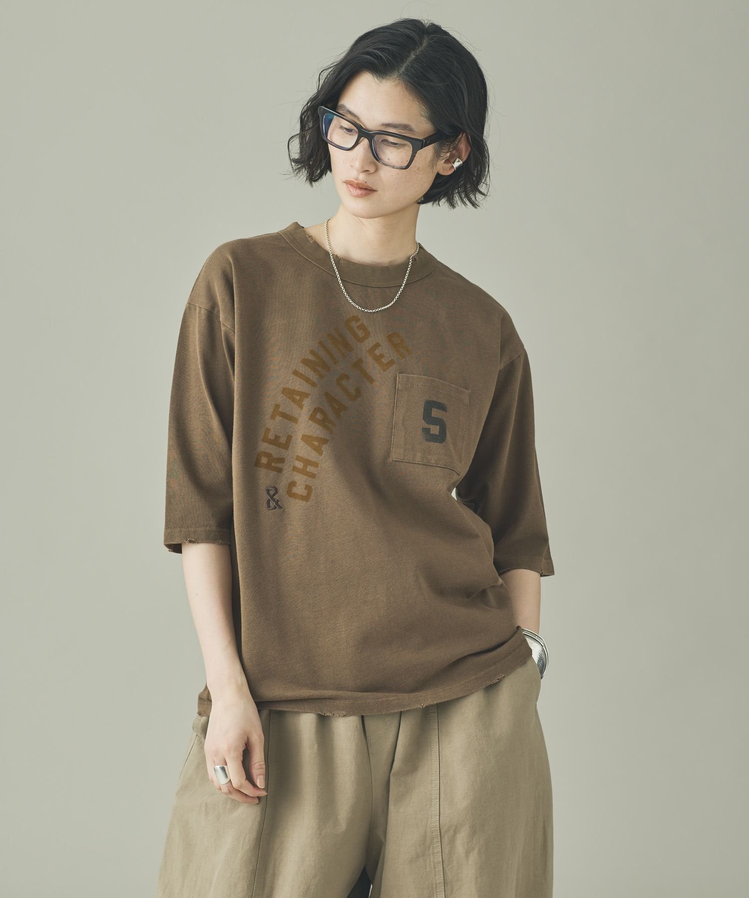 【カレンソロジー/Curensology】の【UNIVERSAL OVERALL】別注ポケットTシャツ インテリア・キッズ・メンズ・レディースファッション・服の通販 founy(ファニー) 　ファッション　Fashion　レディースファッション　Fashion for Women　トップス・カットソー　Cut & Sew Tops　シャツ・ブラウス・オフィスカジュアル　Elegant Blouses & Button-Ups　ロングTシャツ・Tシャツ　Longline T-Shirts & Tees　エレガント 上品　Elegant　キャラクター　Character, Licensed Characters　シンプル　Simple, Minimal　スペシャル　Special, Limited Edition　ダメージ　Distressed, Destroyed　デニム　Denim, Jeans Material　人気　Popular, Best Seller　ポケット　Pocket, Pocket Detail　別注　Limited Edition, Custom Order　ミリタリー　Military, Army Style　ロング　Long, Long-Length　ワーク　Workwear, Utility Style　【NEW】ブラウン|ID: prp329100004933659 ipo3291000000037030916