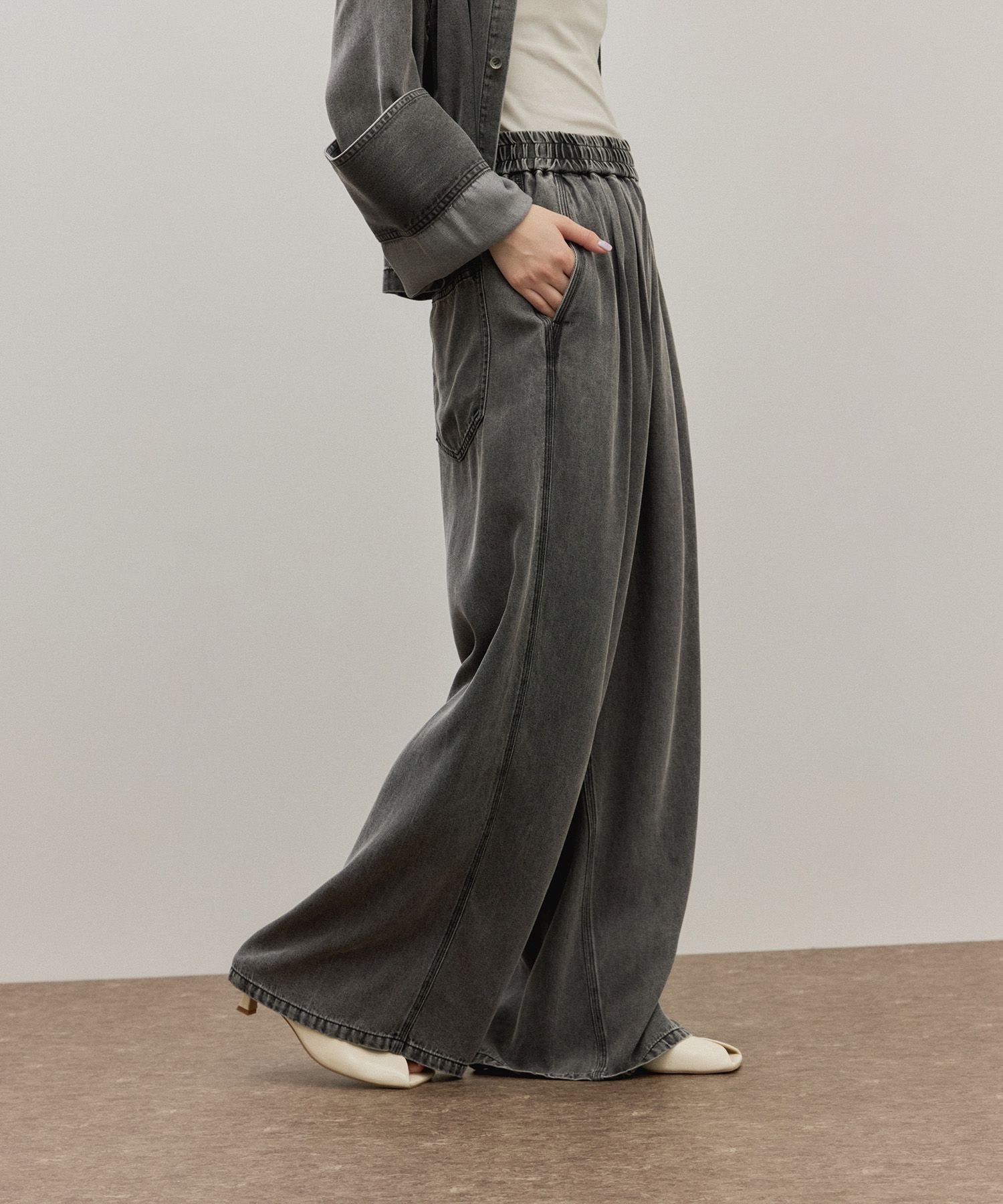 【アダム エ ロペ/ADAM ET ROPE'】のライトデニムイージーパンツ 人気、トレンドファッション・服の通販 founy(ファニー) 　ファッション　Fashion　レディースファッション　Fashion for Women　パンツ　Pants & Trousers　ギャザー　Gathered, Ruffled　ジャケット　Jacket, Outerwear　セットアップ　Set-Up, Coordinated Outfit　デニム　Denim, Jeans Material　トレンド　Trend, Trending Now　定番　Standard, Basic Item　人気　Popular, Best Seller　パッチ　Patch, Appliqué　ブリーチ　Bleach, Washed Finish　ペプラム　Peplum, Flared Hem　ポケット　Pocket, Pocket Detail　楽ちん　Easy Fit, Comfortable　ワイド　Wide, Wide Fit　おすすめ　Recommended / Our Picks　2026年　2026　 other-1|ID: prp329100004933674 ipo3291000000037030988