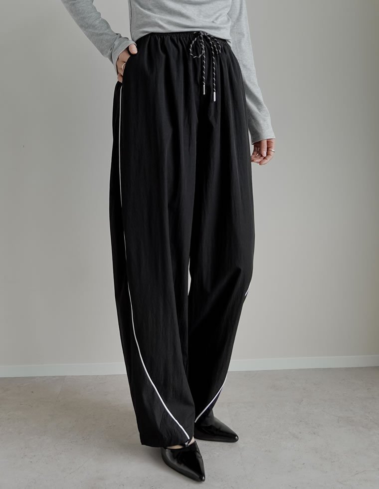 【リエディ/Re:EDIT】の撥水加工パラコードバレルレッグパンツ インテリア・キッズ・メンズ・レディースファッション・服の通販 founy(ファニー) 　ファッション　Fashion　レディースファッション　Fashion for Women　パンツ　Pants & Trousers　アウトドア　Outdoor Clothing　コンパクト　Compact, Small Size　セットアップ　Set-Up, Coordinated Outfit　タフタ　Taffeta, Structured Fabric　トレンド　Trend, Trending Now　バランス　Balance, Style Balance　無地　Plain, Solid Color　おすすめ　Recommended / Our Picks　ブラック×ホワイト|ID: prp329100004933685 ipo3291000000037031051