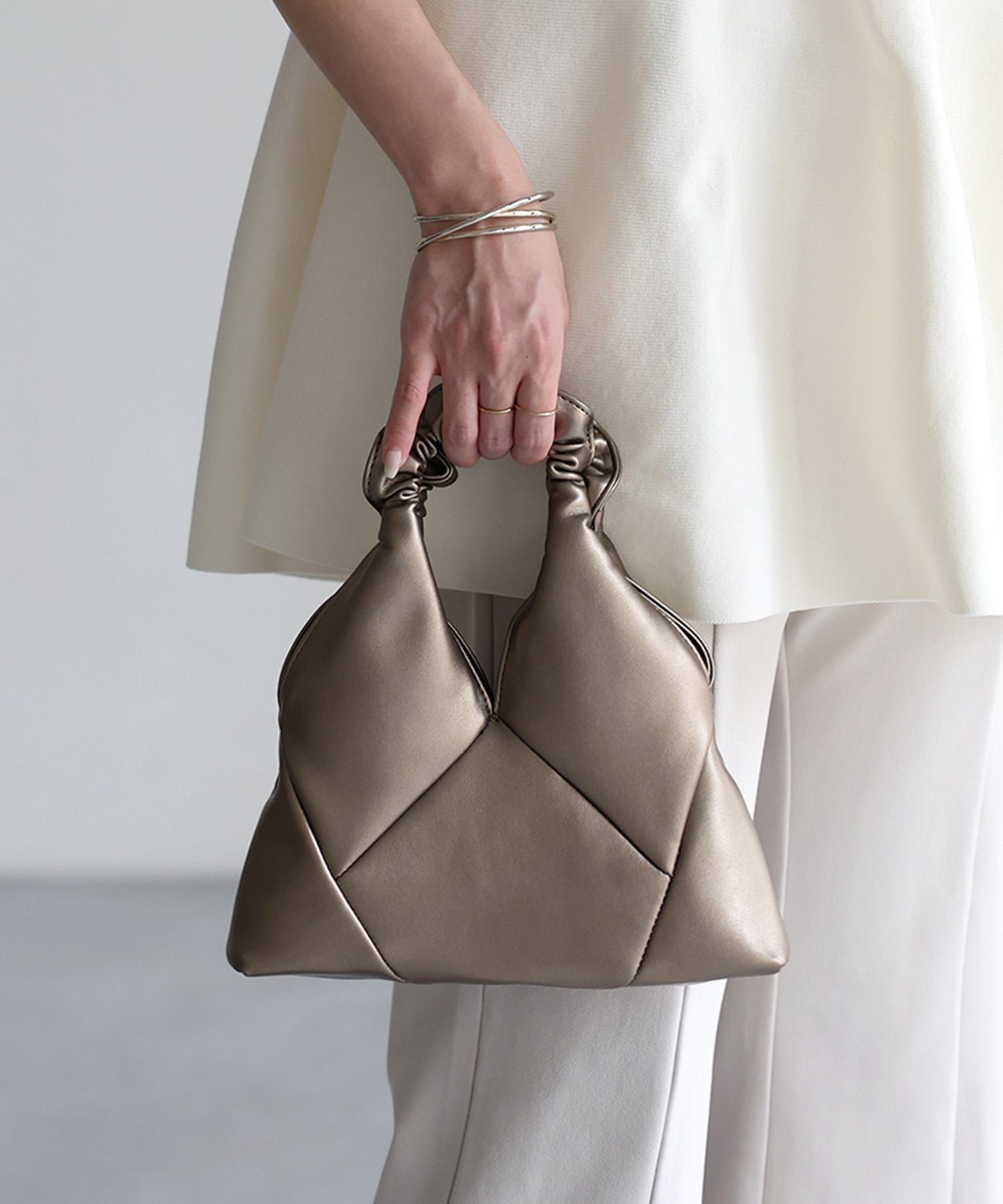 【リベリー/Riberry】のトライアングルミニバッグ インテリア・キッズ・メンズ・レディースファッション・服の通販 founy(ファニー) 　ファッション　Fashion　レディースファッション　Fashion for Women　バッグ　Bags　オケージョン　Occasion Wear　コンパクト　Compact, Small Size　軽量　Lightweight, Ultra Light　ショルダー　Shoulder, Shoulder Strap　シンプル　Simple, Minimal　トライアングル　Triangle, Triangular Shape　トレンド　Trend, Trending Now　ポケット　Pocket, Pocket Detail　再入荷　Restock / Back in Stock　おすすめ　Recommended / Our Picks　エレガント 上品　Elegant　セレモニー　Ceremony　入学式　Entrance Ceremony　卒業式　Graduation Ceremony　結婚式　Wedding　A.GOLD|ID: prp329100004933757 ipo3291000000037031376