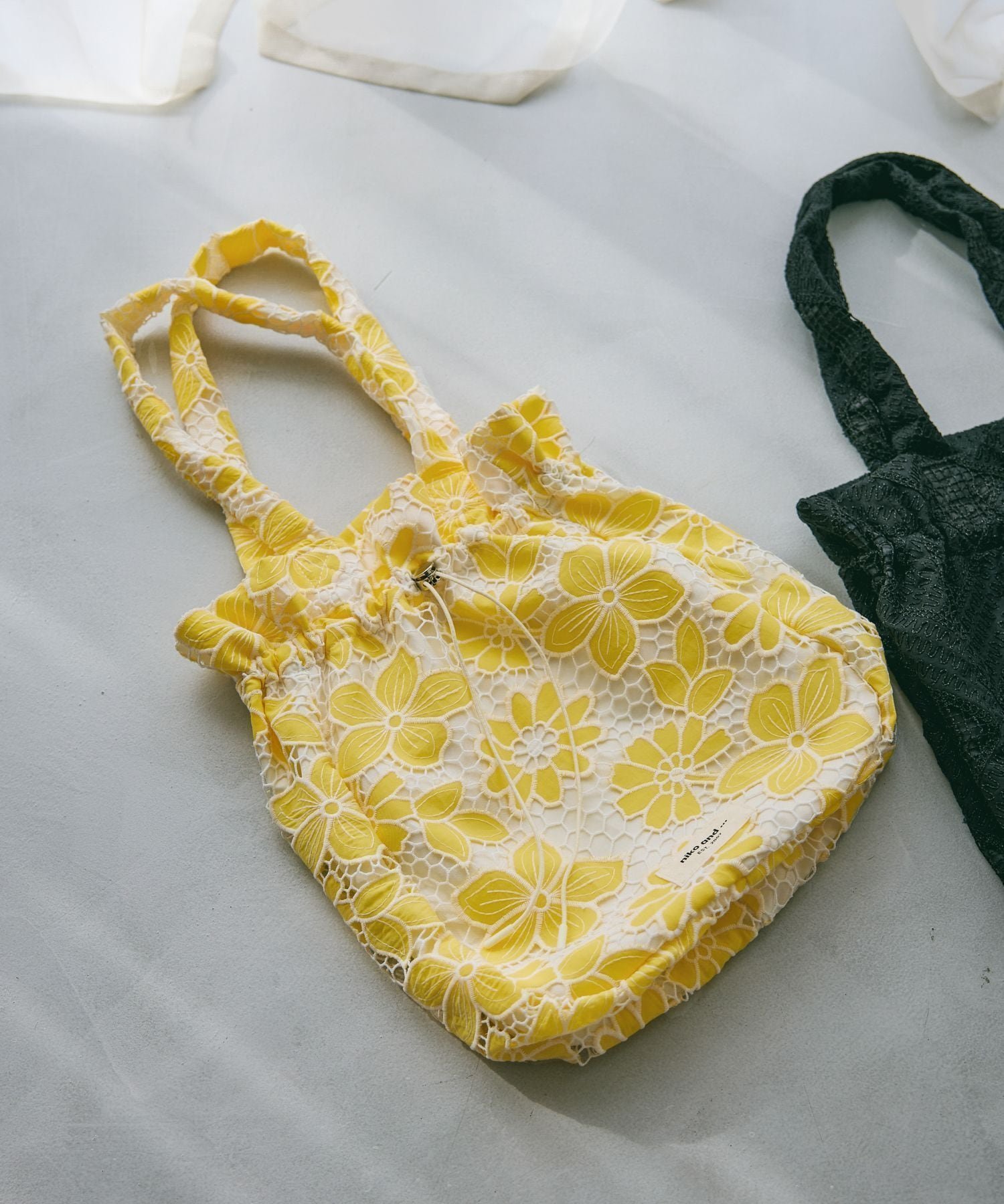 【ニコアンド/niko and】のオリジナルレーストートバッグ 人気、トレンドファッション・服の通販 founy(ファニー) 　ファッション　Fashion　レディースファッション　Fashion for Women　バッグ　Bags　イエロー　Yellow　今季　This Season, Current Season　巾着　Drawstring Bag, Kinchaku　シンプル　Simple, Minimal　財布　Wallet, Purse　フォルム　Silhouette, Form　ベーシック　Basic, Essential　ポケット　Pocket, Pocket Detail　ポーチ　Pouch, Small Case　レース　Lace, Lace Fabric　旅行　Travel　ビジネス 仕事 通勤　Business / Work / Commuting　 other-1|ID: prp329100004933769 ipo3291000000037031435