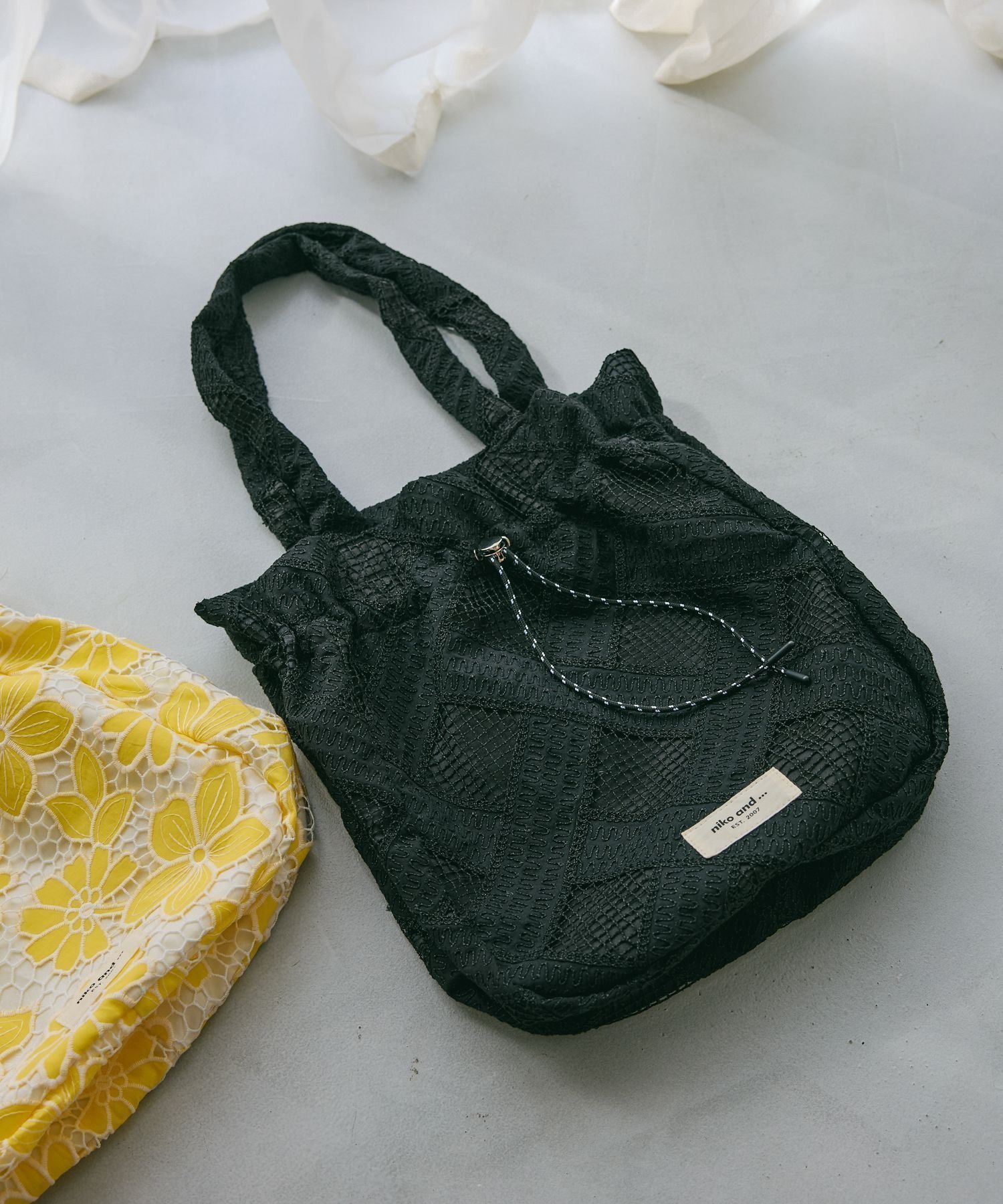【ニコアンド/niko and】のオリジナルレーストートバッグ インテリア・キッズ・メンズ・レディースファッション・服の通販 founy(ファニー) 　ファッション　Fashion　レディースファッション　Fashion for Women　バッグ　Bags　イエロー　Yellow　今季　This Season, Current Season　巾着　Drawstring Bag, Kinchaku　シンプル　Simple, Minimal　財布　Wallet, Purse　フォルム　Silhouette, Form　ベーシック　Basic, Essential　ポケット　Pocket, Pocket Detail　ポーチ　Pouch, Small Case　レース　Lace, Lace Fabric　旅行　Travel　ビジネス 仕事 通勤　Business / Work / Commuting　ブラック|ID: prp329100004933769 ipo3291000000037031438