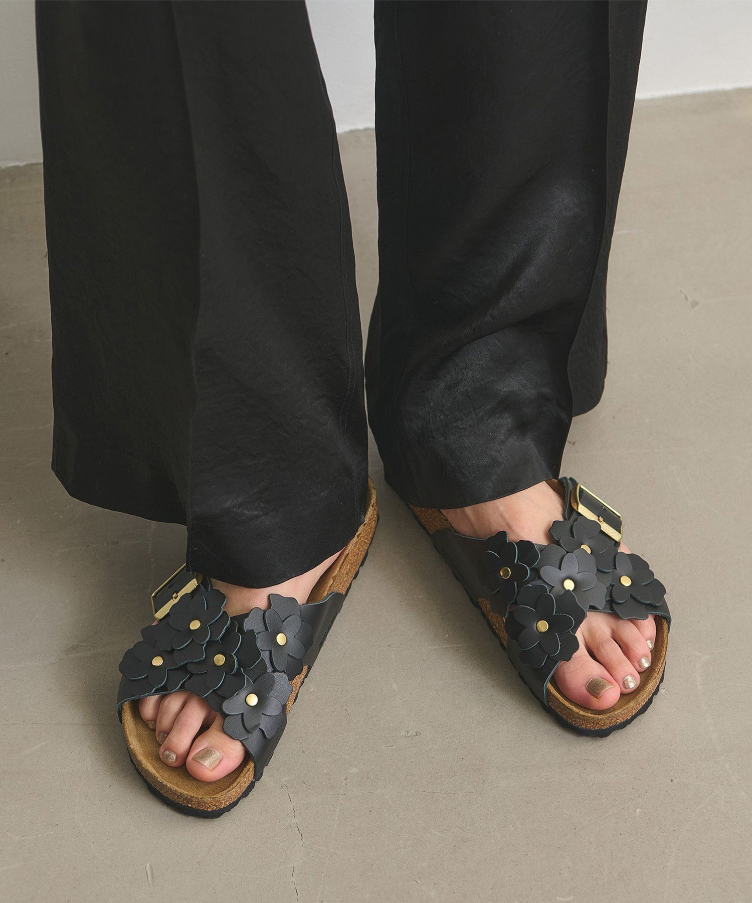 【ユナイテッドアローズ/UNITED ARROWS】の【国内EXCLUSIVE】 BIRKENSTOCK SIENA フラワー サンダル インテリア・キッズ・メンズ・レディースファッション・服の通販 founy(ファニー) 　ファッション　Fashion　レディースファッション　Fashion for Women　サンダル　Sandals, Summer Shoes　シンプル　Simple, Minimal　フェミニン　Feminine, Girly　フラワー　Flower, Floral　モチーフ　Motif, Design Theme　リゾート　Resort, Vacation Style　BLACK|ID: prp329100004933780 ipo3291000000037031472