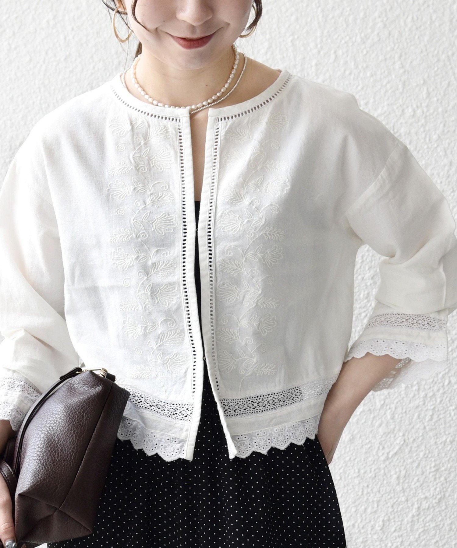 【シップス フォー ウィメン/SHIPS】のSHIPS any 手洗い可能 リネンミックス ハシゴレース コンパクト シャツ カーディガン インテリア・キッズ・メンズ・レディースファッション・服の通販 founy(ファニー) 　ファッション　Fashion　レディースファッション　Fashion for Women　トップス・カットソー　Cut & Sew Tops　カーディガン・羽織り　Layered Style Cardigans　シャツ・ブラウス・オフィスカジュアル　Elegant Blouses & Button-Ups　洗える　Machine Washable　カーディガン　Cardigan, Knitwear　コンパクト　Compact, Small Size　ショート　Short, Short Length　ジャケット　Jacket, Outerwear　スカラップ　Scallop, Scalloped Edge　スラックス　Slacks, Dress Pants　タートル　Turtleneck, Turtle Collar　バランス　Balance, Style Balance　羽織　Haori, Light Jacket　ミックス　Mix, Mixed Style　リネン　Linen, Linen Fabric　レース　Lace, Lace Fabric　おすすめ　Recommended / Our Picks　夏　Summer　ビジネス 仕事 通勤　Business / Work / Commuting　2026年　2026　オフホワイト|ID: prp329100004933857 ipo3291000000037031782