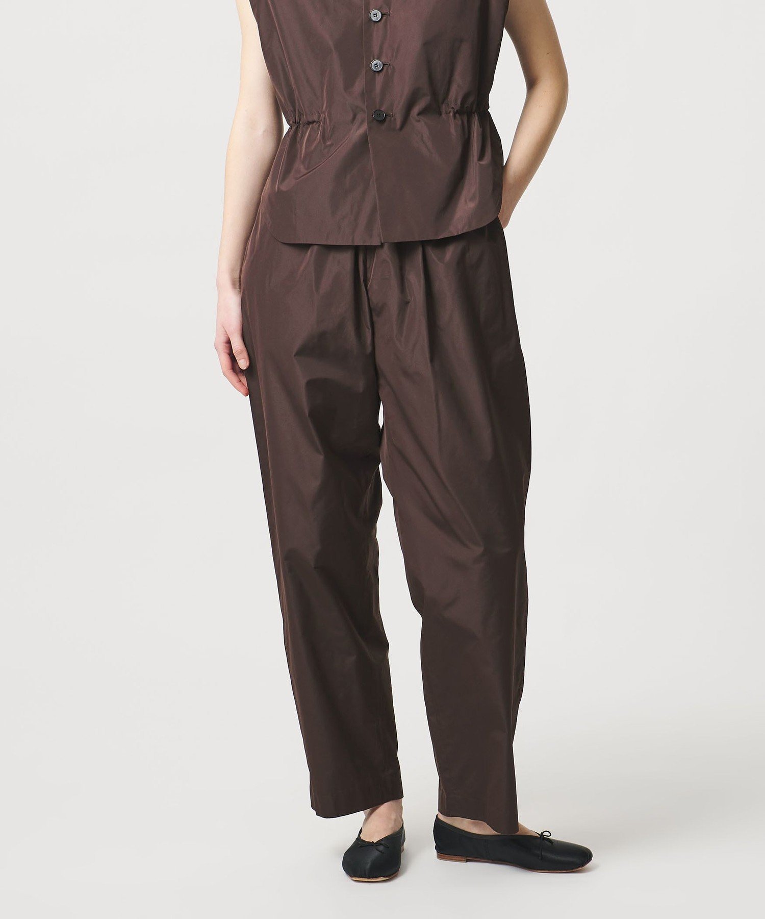 【ユナイテッドアローズ/UNITED ARROWS】のLOEFF グロッシー タフタ クロップド パンツ インテリア・キッズ・メンズ・レディースファッション・服の通販 founy(ファニー) 　ファッション　Fashion　レディースファッション　Fashion for Women　パンツ　Pants & Trousers　イタリア　Italy　ギャザー　Gathered, Ruffled　クロップド　Cropped, Short Length　シルク　Silk, 100% Silk　セットアップ　Set-Up, Coordinated Outfit　タフタ　Taffeta, Structured Fabric　ベスト　Vest, Waistcoat　リラックス　Relax, Relaxed Fit　おすすめ　Recommended / Our Picks　エレガント 上品　Elegant　DK.BROWN|ID: prp329100004933883 ipo3291000000037031897