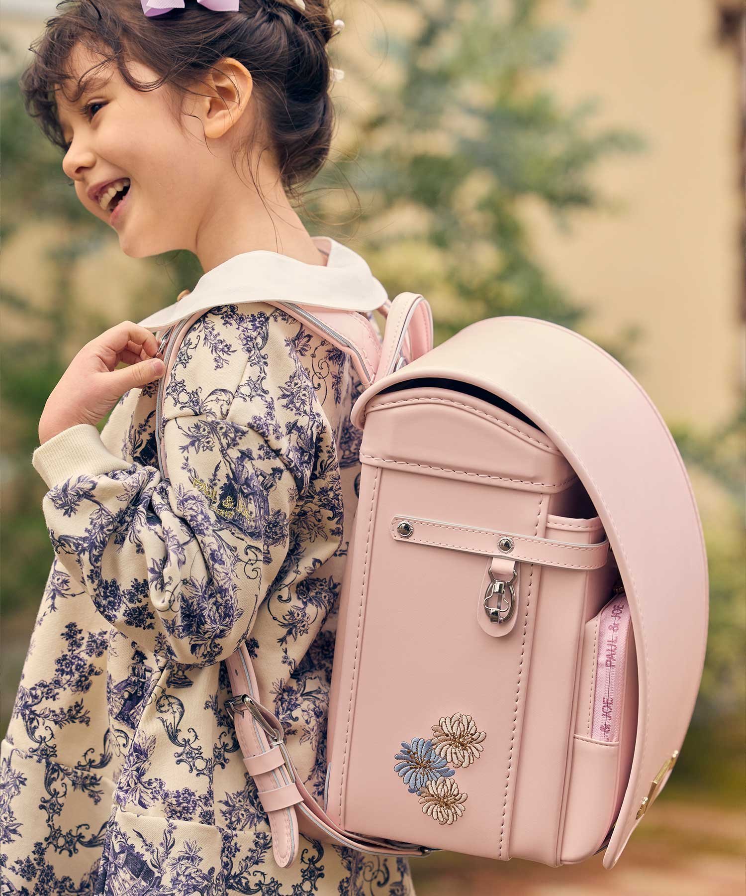 【シフォン/SHIFFON / KIDS】のPAUL JOE/クリザンテームキャットランドセル【即納】 人気、トレンドファッション・服の通販 founy(ファニー) 　ファッション　Fashion　キッズファッション　Fashion for Kids　エレガント 上品　Elegant　クッション　Cushion, Throw Pillow　コレクション　Collection, Seasonal Line　抗菌　Antibacterial, Bacteria-Resistant　シンプル　Simple, Minimal　スタイリッシュ　Stylish, Fashionable　ダメージ　Distressed, Destroyed　定番　Standard, Basic Item　猫　Cat, Kitty　フィット　Fit, Slim Fit　フラット　Flat, Flat Shoes　フロント　Front, Front Design　プリント　Print, Printed Pattern　プレート　Plate, Dish　ベーシック　Basic, Essential　ポケット　Pocket, Pocket Detail　モチーフ　Motif, Design Theme　ラウンド　Round, Round Neck　 other-1|ID: prp329100004936048 ipo3291000000037041060